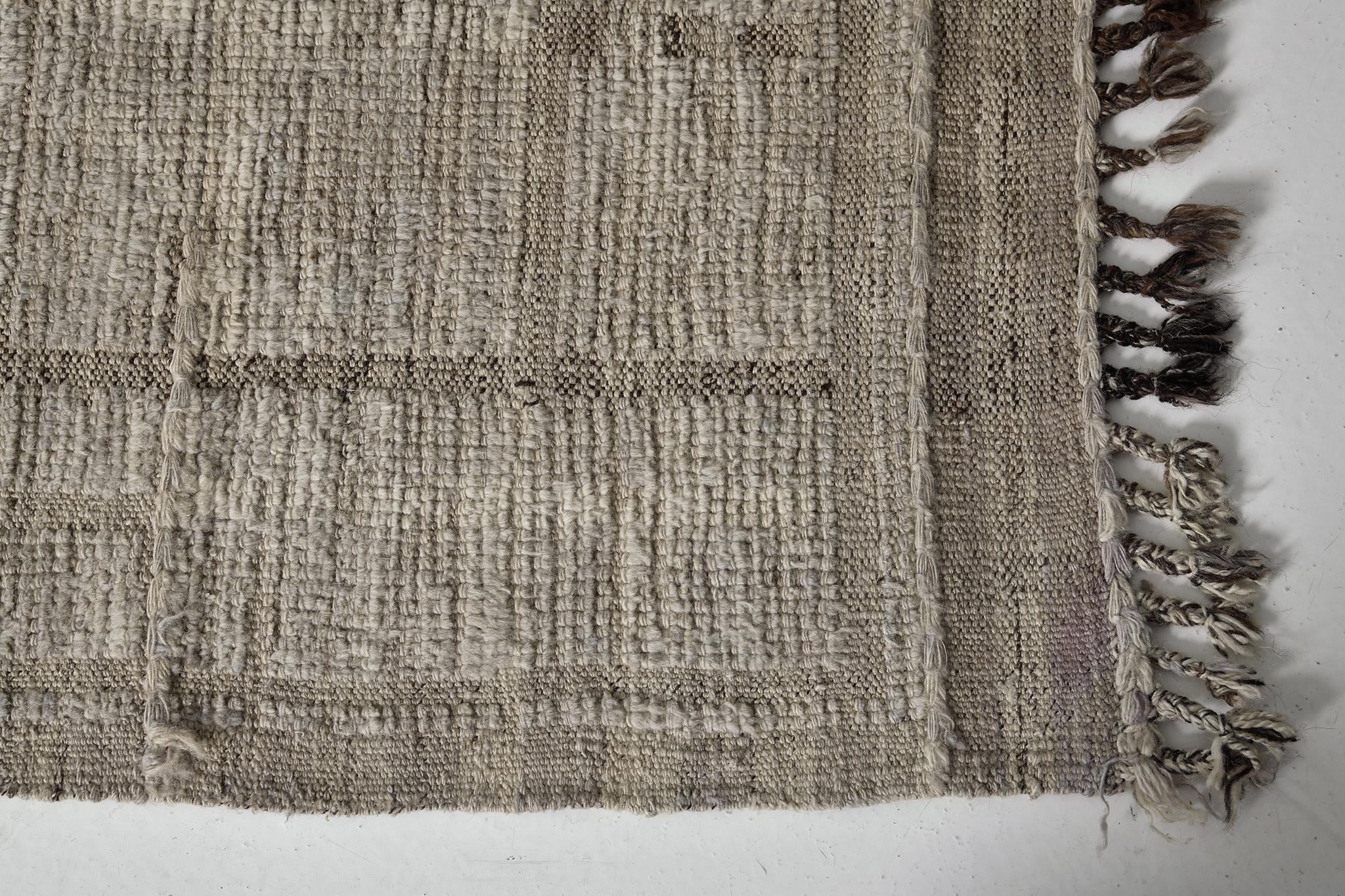 Oujda es una lujosa alfombra de lana tejida a mano con detalles en relieve atemporales. Además de su excelente tejido de pelo, Oujda tiene un diseño encantador que aporta una textura lustrosa y un aire contemporáneo a tu espacio. La colección Atlas