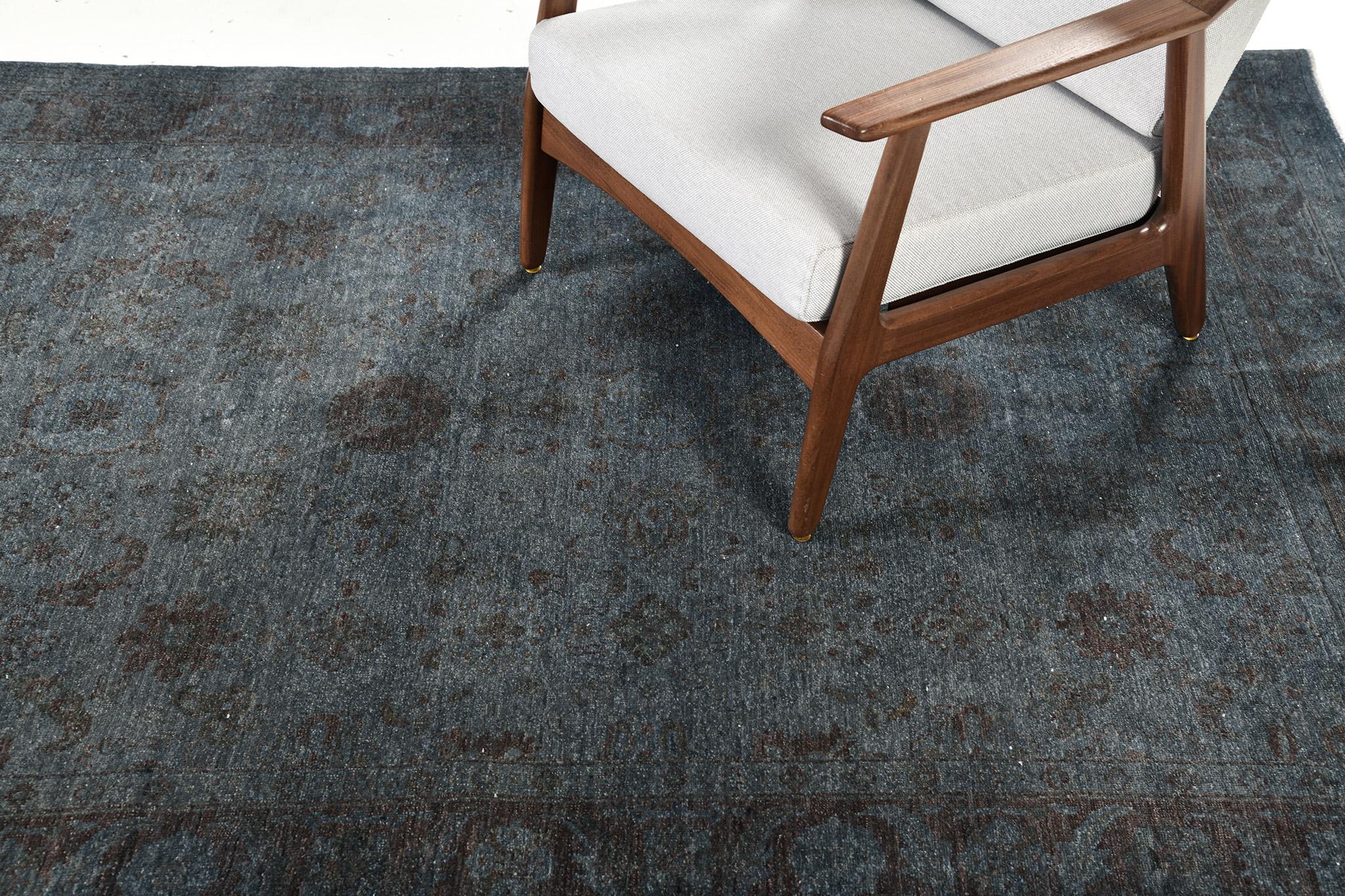 Ce tapis Tabriz au design intemporel présente un défilement de feuilles de vigne surteintées et fendues, délicatement tissées autour du tapis. Ce tapis s'adapte à l'intérieur que vous souhaitez aménager. Une décoration qui convient à votre intérieur