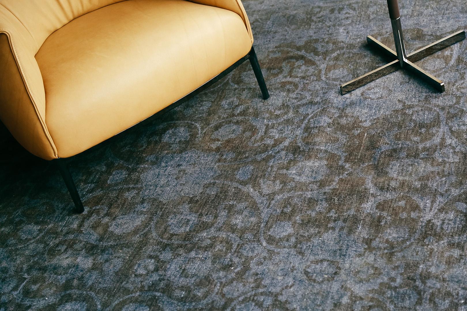 Gefärbte Teppiche sind ein hervorragender Ausgangspunkt für die Gestaltung eines Raumes. Aufgrund ihrer satten, leuchtenden Farbtöne erfreuen sich diese Teppiche zunehmender Beliebtheit. Sie setzen wunderbare, kraftvolle Akzente in einem