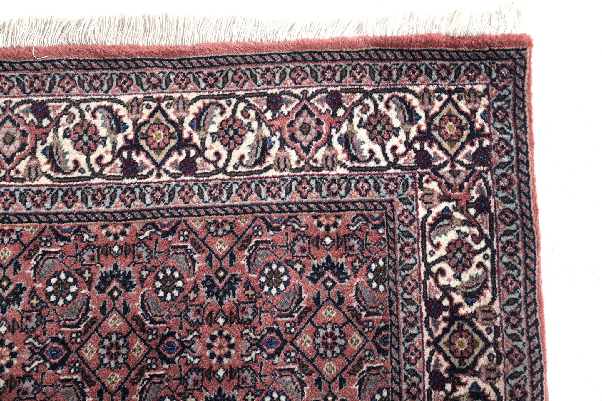 Dieser vielversprechende persische Bidjar-Teppich verleiht Ihrem Interieur eine besondere Note. Ein All-Over-Design, das in Ihren Räumen auffallen kann. Ein bemerkenswerter Ton von Neutralen spielt eine wichtige Rolle, um ein beeindruckendes
