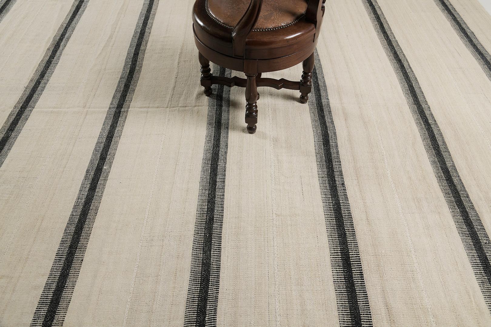 Dieser persische Jejim-Kilim ist flach gewebt und hat ein vielseitiges Muster aus schwarzen, grauen und cremefarbenen Streifen in verschiedenen Breiten. Er eignet sich perfekt für moderne, zeitgenössische Innenräume. Die grafischen Streifen auf dem