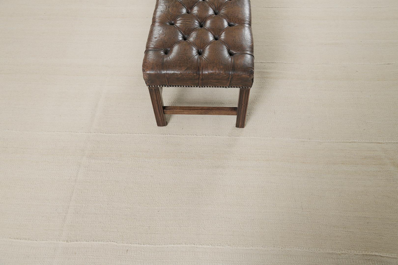 Le Kilim persan Jejim est un tissage plat qui présente de superbes nuances neutres de laine. Avec sa simplicité et sa grâce, il s'adapte à tous les intérieurs que vous souhaitez aménager. 

Numéro de tapis 26950
Taille 10' 2