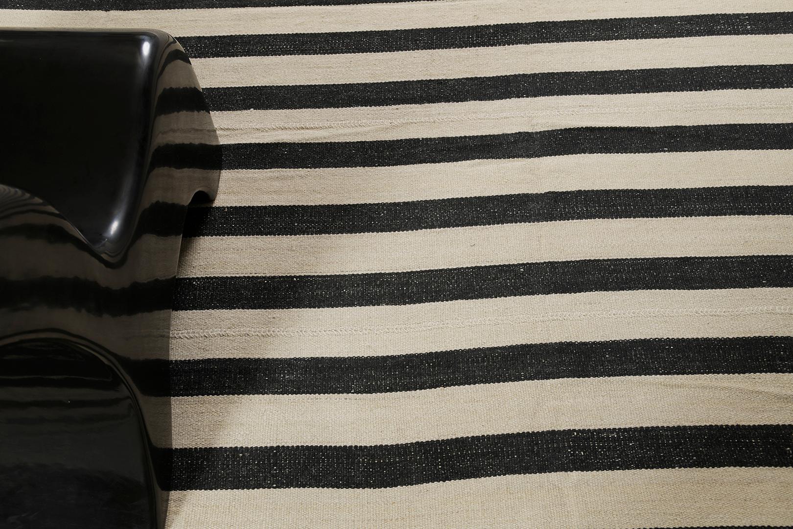 Der persische Jejim-Kilim ist ein flach gewebter Wollstoff mit dunklen und hellen Längsstreifen. Mit seiner Schlichtheit und Anmut passt er in jedes Interieur, das Sie einrichten möchten. Mehrabans Kollektion dieser feinen persischen Teppiche ist