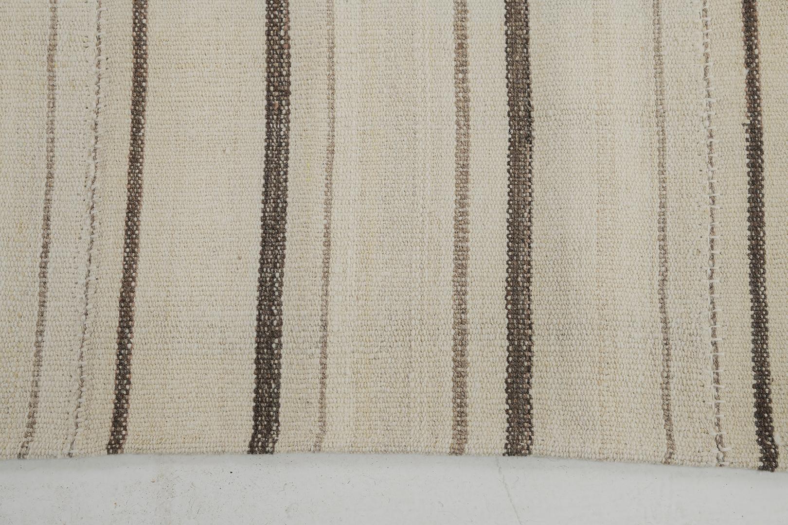 Dieser persische Jejim-Kilim verleiht Ihnen einen mühelosen und glänzenden Look für jede Umgebung und hat das Potenzial, dies zu beweisen. Die elfenbeinfarbene, flach gewebte Wolle mit einem neutralen Streifenton passt perfekt zu modernen und