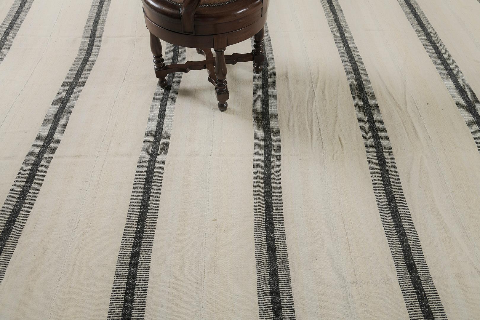 Il Kilim persiano Jejim è caratterizzato da un motivo lineare nero in lana neutra a trama piatta. Questi tappeti a fantasia sono bellissimi e ideali per tutti gli interni moderni e contemporanei. 
Tappeto numero 26999
Dimensioni 9' 9