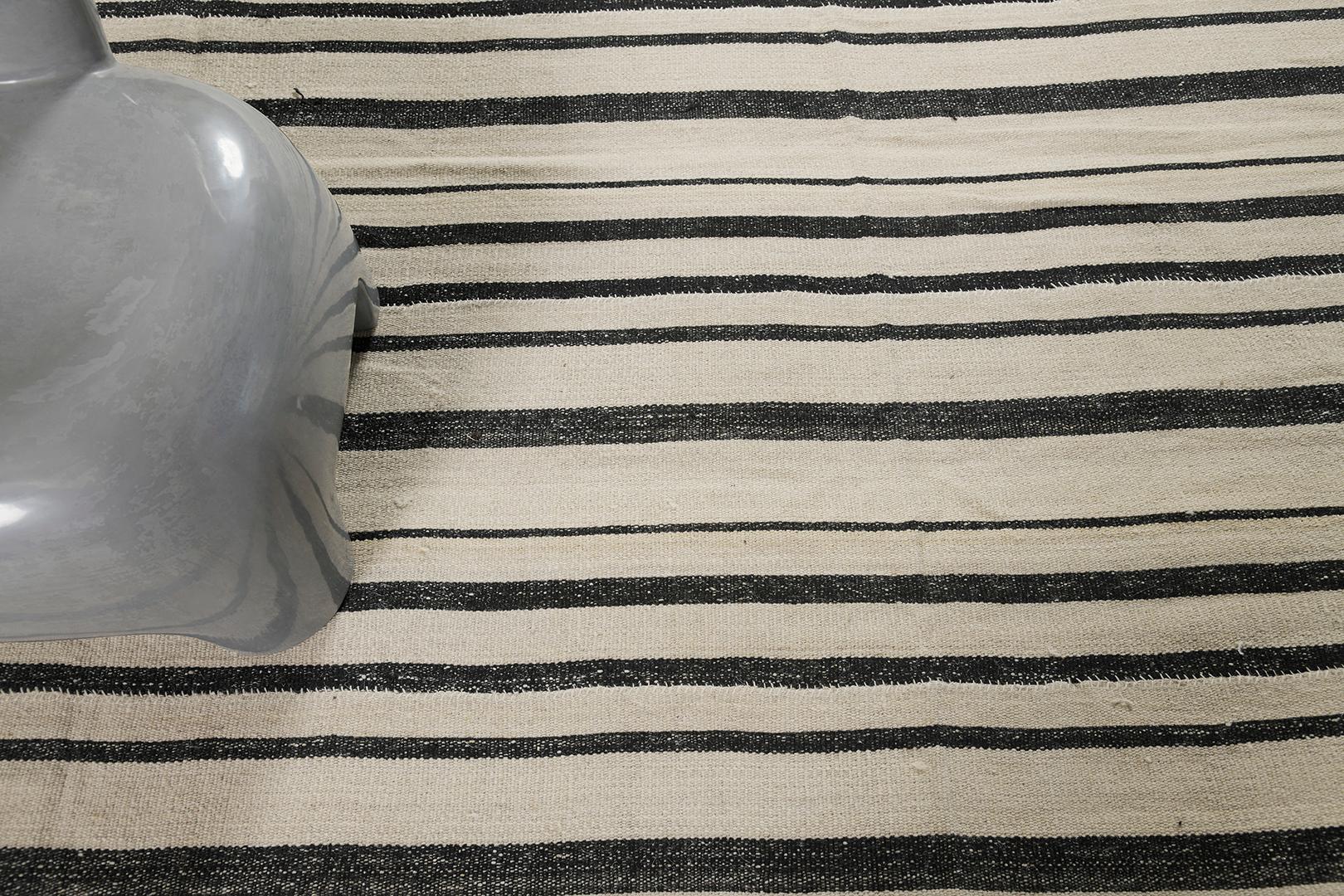 Questo kilim persiano Jejim è caratterizzato da una trama piatta con un motivo versatile di strisce nere e crema a più larghezze. Si adatta perfettamente agli interni moderni e contemporanei. Queste strisce grafiche sul tappeto sarebbero altrettanto