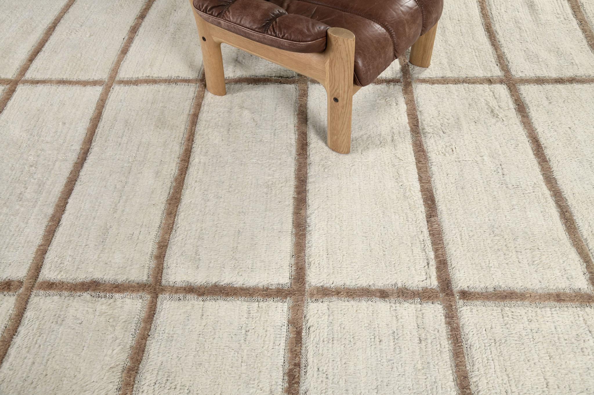 Rababi est l'une de nos superbes laines de notre Collection Haute Bohème qui vous laissera certainement en admiration dès que vous poserez les yeux sur cette pièce. Son design simple mais intéressant est complété par des pompons. Il présente des
