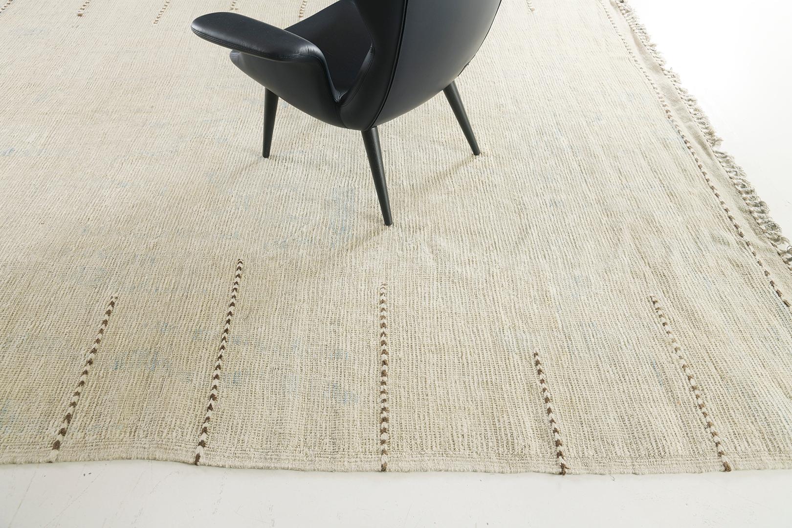 Rif' è un tappeto dalla texture squisita e dai dettagli sorprendenti, un'opera d'arte minimalista. Gli accenti laterali a linee tratteggiate conferiscono carattere a qualsiasi spazio. La collezione Atlas di Mehraban è nota per i suoi motivi