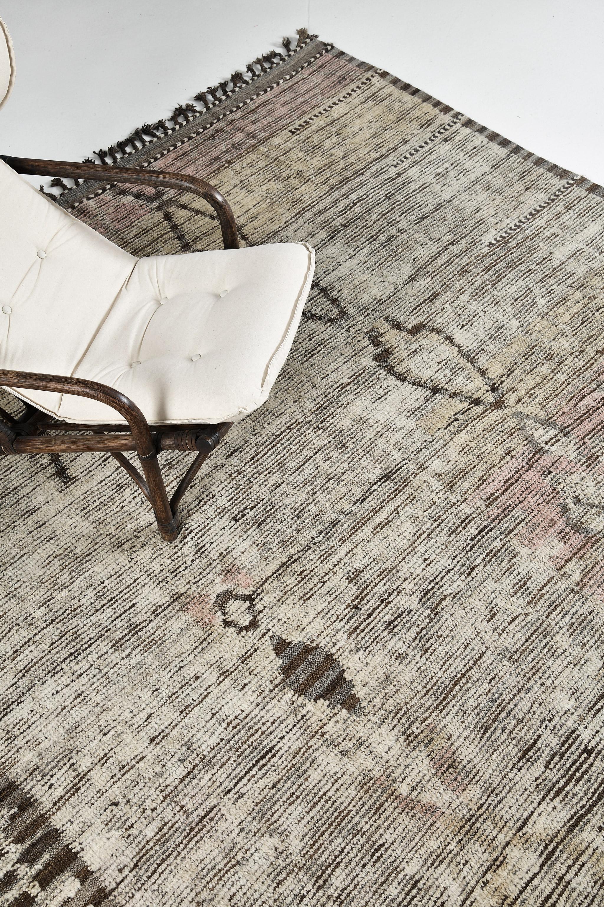 Rikasa è una lana lussuosa con forme amorfe in sottili gradazioni di marrone umbro, taupe e crema. La sua lana lavorata a mano in rilievo presenta una serie di tappeti dallo spirito libero che si sentono innatamente morbidi sotto i piedi e sono