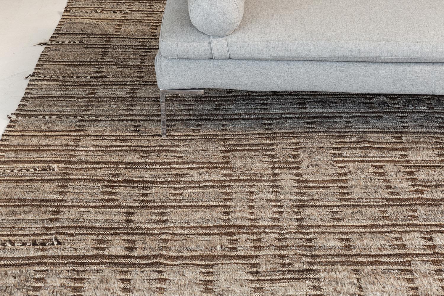 Dieser aufregende Salsola-Teppich ist ein handgeknüpftes Geflecht aus bossierter Wolle. Inspiriert von Elementen des traditionellen Textildesigns aus Zentralasien, bietet unsere Atlas Collection eine Vielzahl von linearen Mustern. Übliche braune