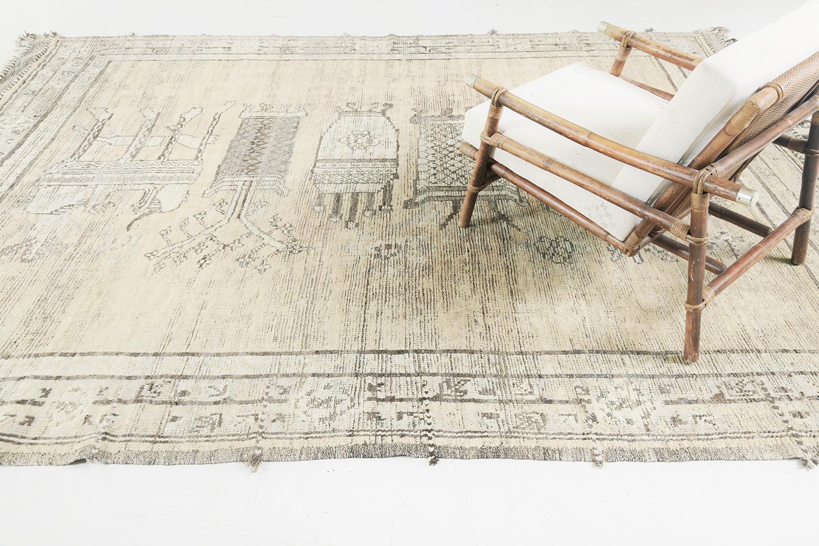 Ce séduisant tapis du renouveau Samarkand est une interprétation magistrale des tapis classiques du Khotan. L'exceptionnalité de ce tapis est ouverte à l'interprétation avec ses motifs tribaux parmi le champ crème clair. La précision du design et la