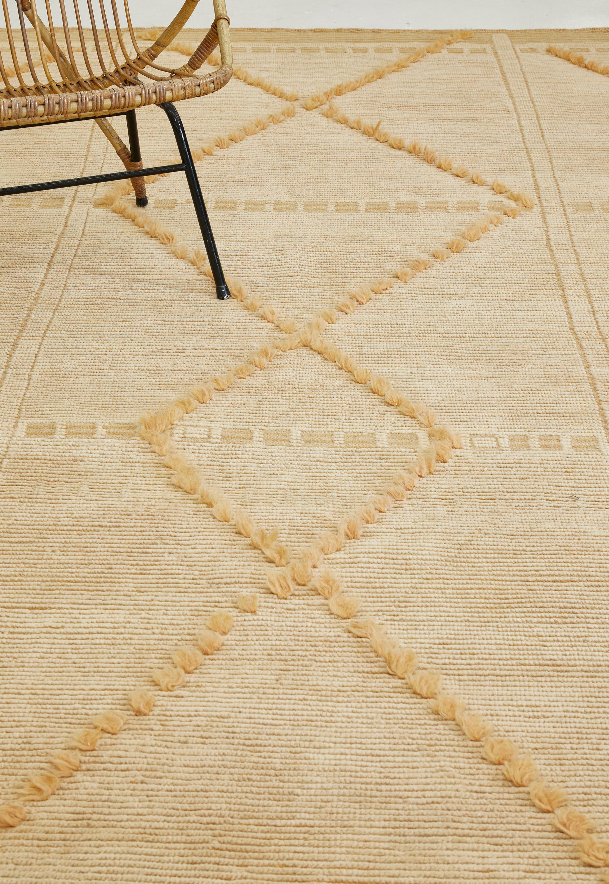 Un diseño de inspiración marroquí con resolución formal. El pelo ribeteado de Sangiovese alberga un motivo clásico de enrejado de rombos. Los acentos de tejido plano en contraste fundamentan la composición.

Aquí en albaricoque soleado.

La