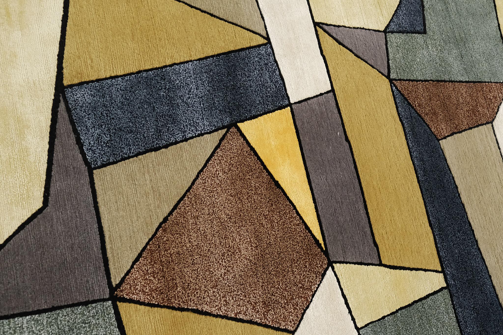 Ce n'est pas le tapis de votre grand-mère (sans vouloir offenser votre grand-mère). De multiples couleurs de soie et de laine sont cardées ensemble dans un assemblage de formes géométriques faisant allusion à la surface de l'océan. Qu'elles soient