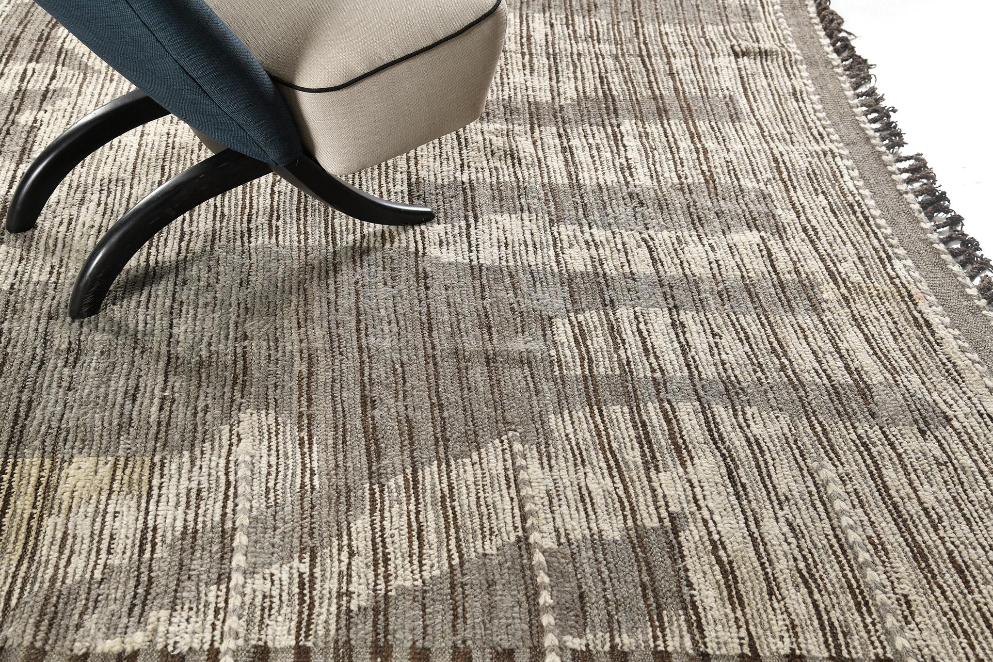 Sittima est une interaction entre des tons neutres et des couleurs de terre apaisantes dans une interprétation moderne du monde marocain. Le jeu de textures, de lignes et de simplicité de ce tapis est ce qui rend la collection Atlas si unique et si