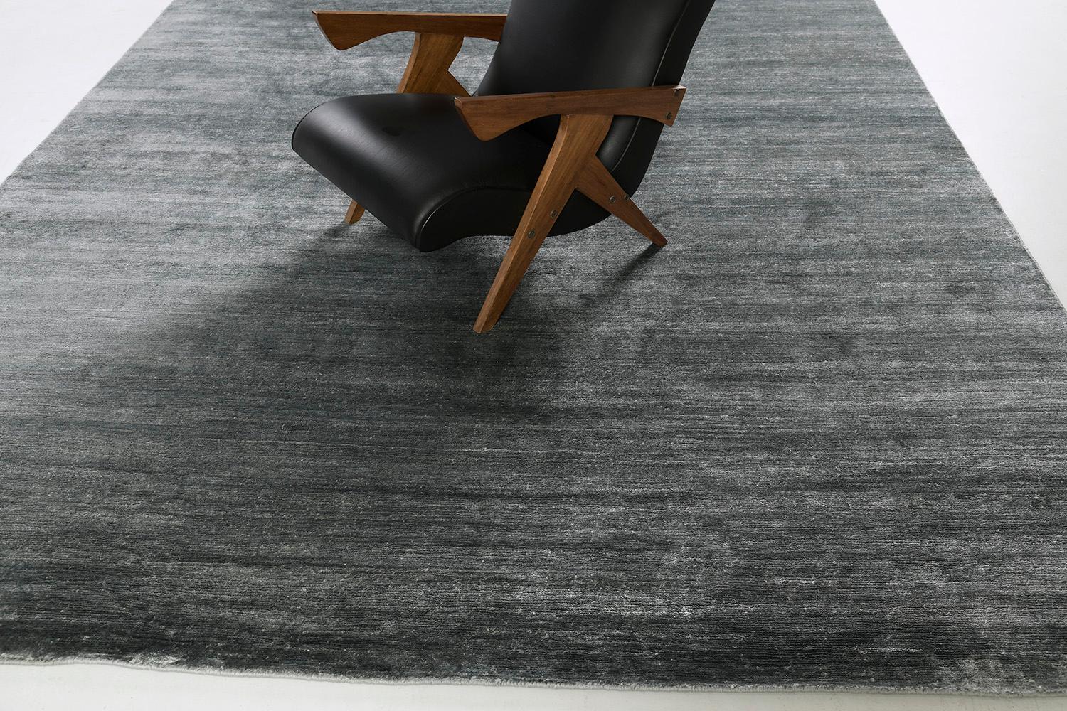 Dara' ist ein begehrter Teppich der Elan Collection in dem faszinierenden blaugrünen Farbton. Seine Schlichtheit macht der luxuriösen Qualität und dem schönen Glanz des aus Bambusseide gefertigten Teppichs keinen Abbruch. Dara ist ein fabelhafter