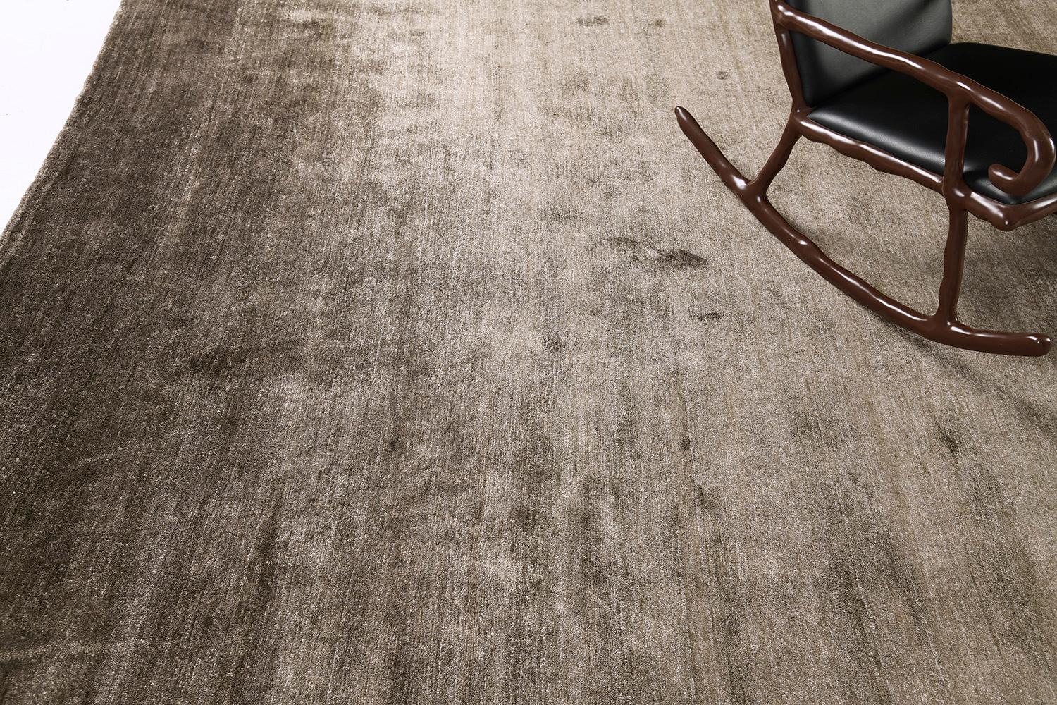 Dara' is a most sought after rug in Elan Collection in the mesmerizing shade of brown with a hint of green undertone. Its simplicity does not take away from the rug's luxurious quality and beautiful sheen made of bamboo silk. Dara is a fabulous rug