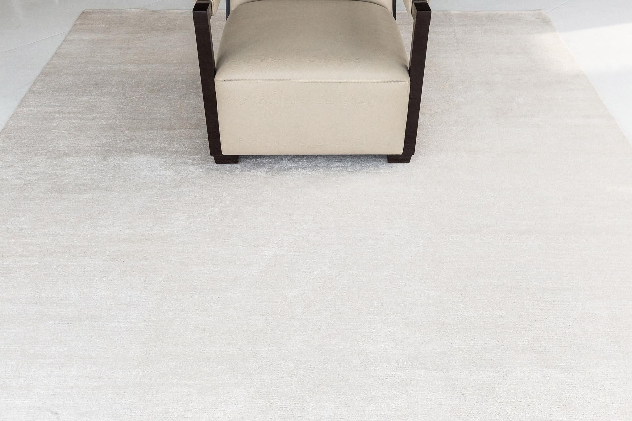 Dara' è un tappeto solido in seta di bambù nella perfetta tonalità crema. La sua semplicità non toglie nulla alla qualità e alla lucentezza del tappeto. Dara è un tappeto splendido per qualsiasi spazio di design.

Numero del