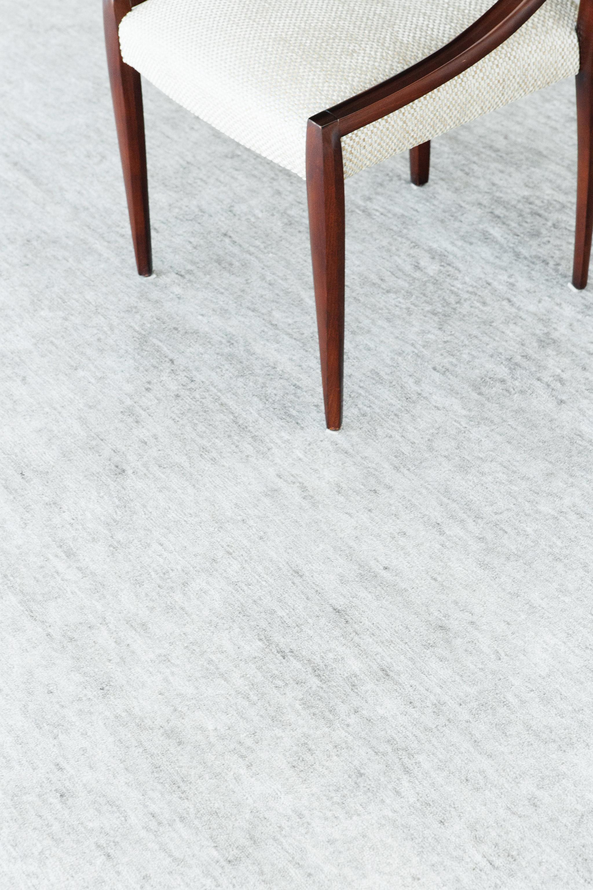 Indiano Mehraban Rugs in seta di bambù dal design solido Dara in vendita
