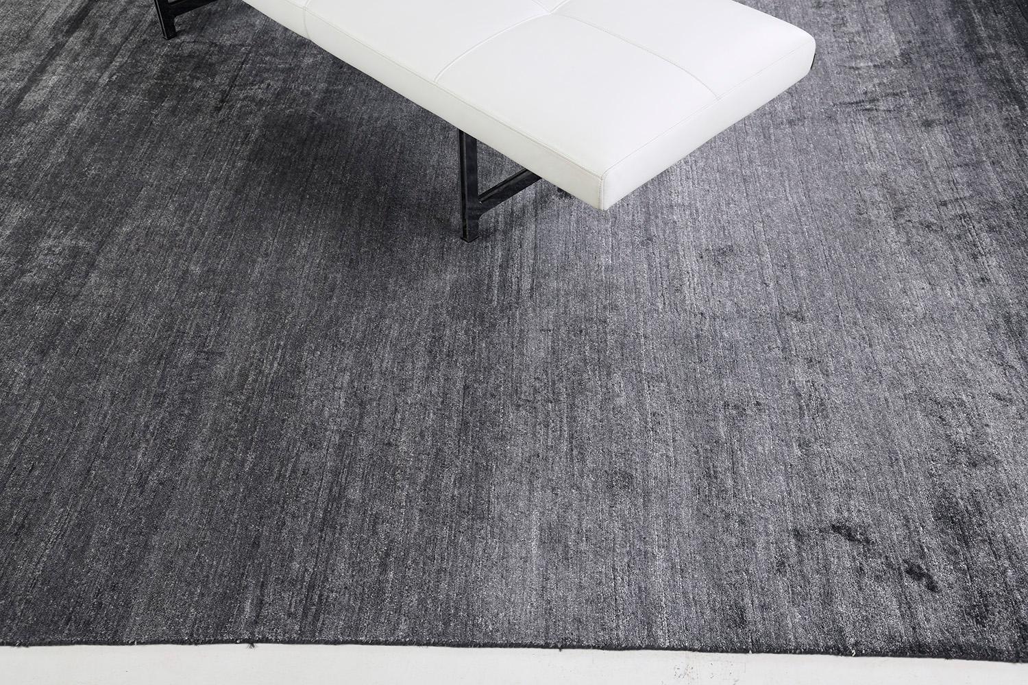 Annodato a mano Mehraban Rugs in seta di bambù dal design solido Dara in vendita