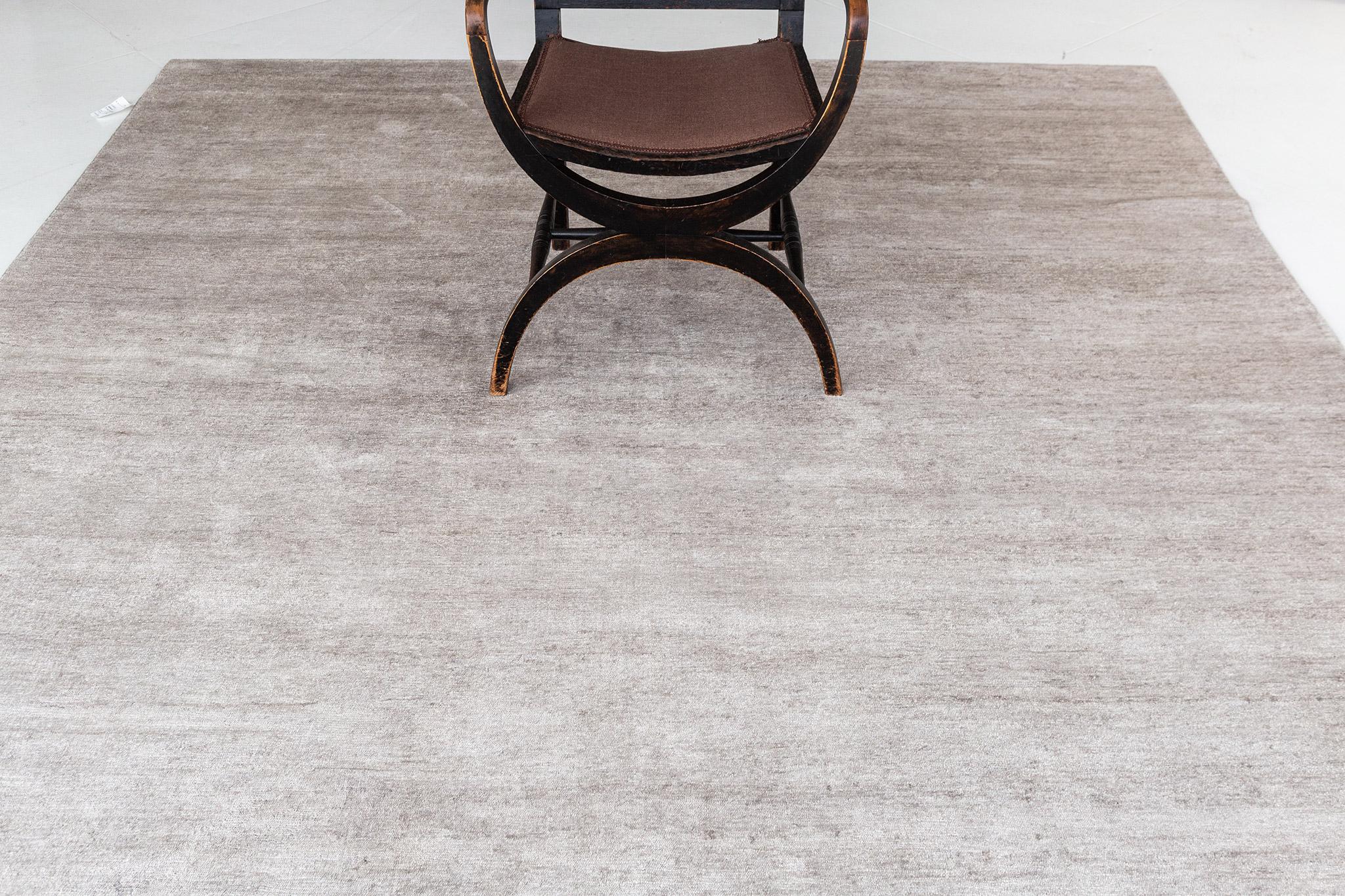 Annodato a mano Mehraban Rugs in seta di bambù dal design solido Dara in vendita