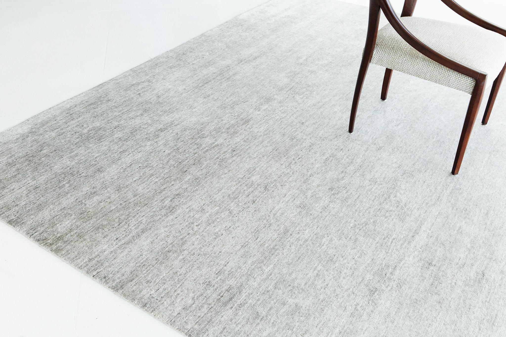 Annodato a mano Mehraban Rugs in seta di bambù dal design solido Dara in vendita
