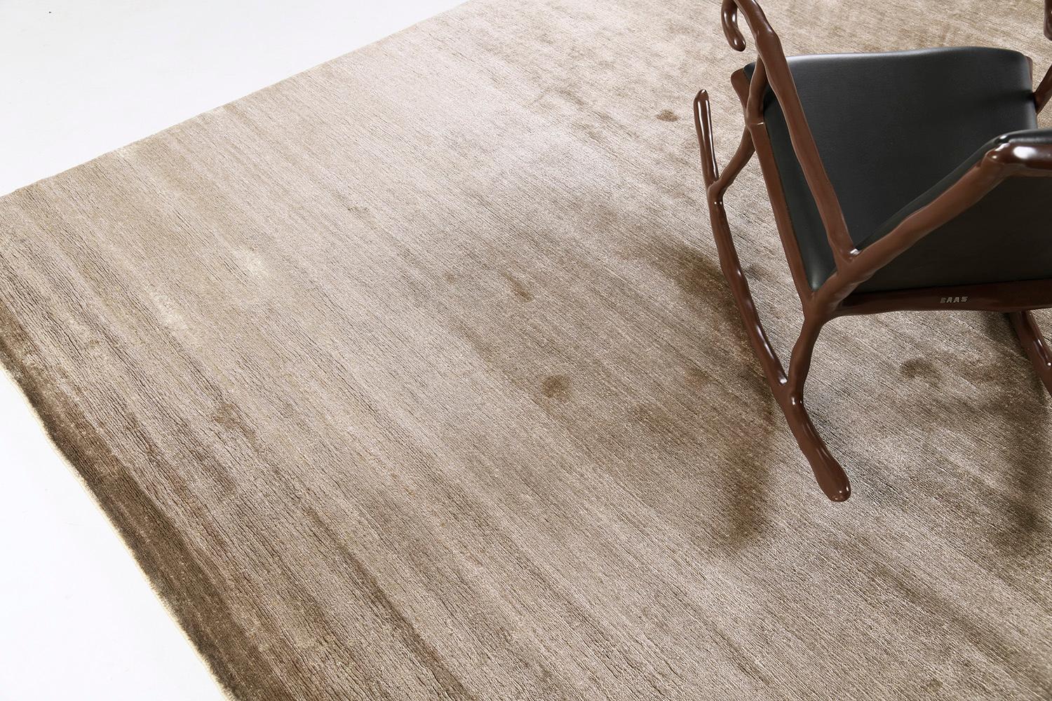 Mehraban Bambus-Seidenteppich Dara mit massivem Design im Angebot 1