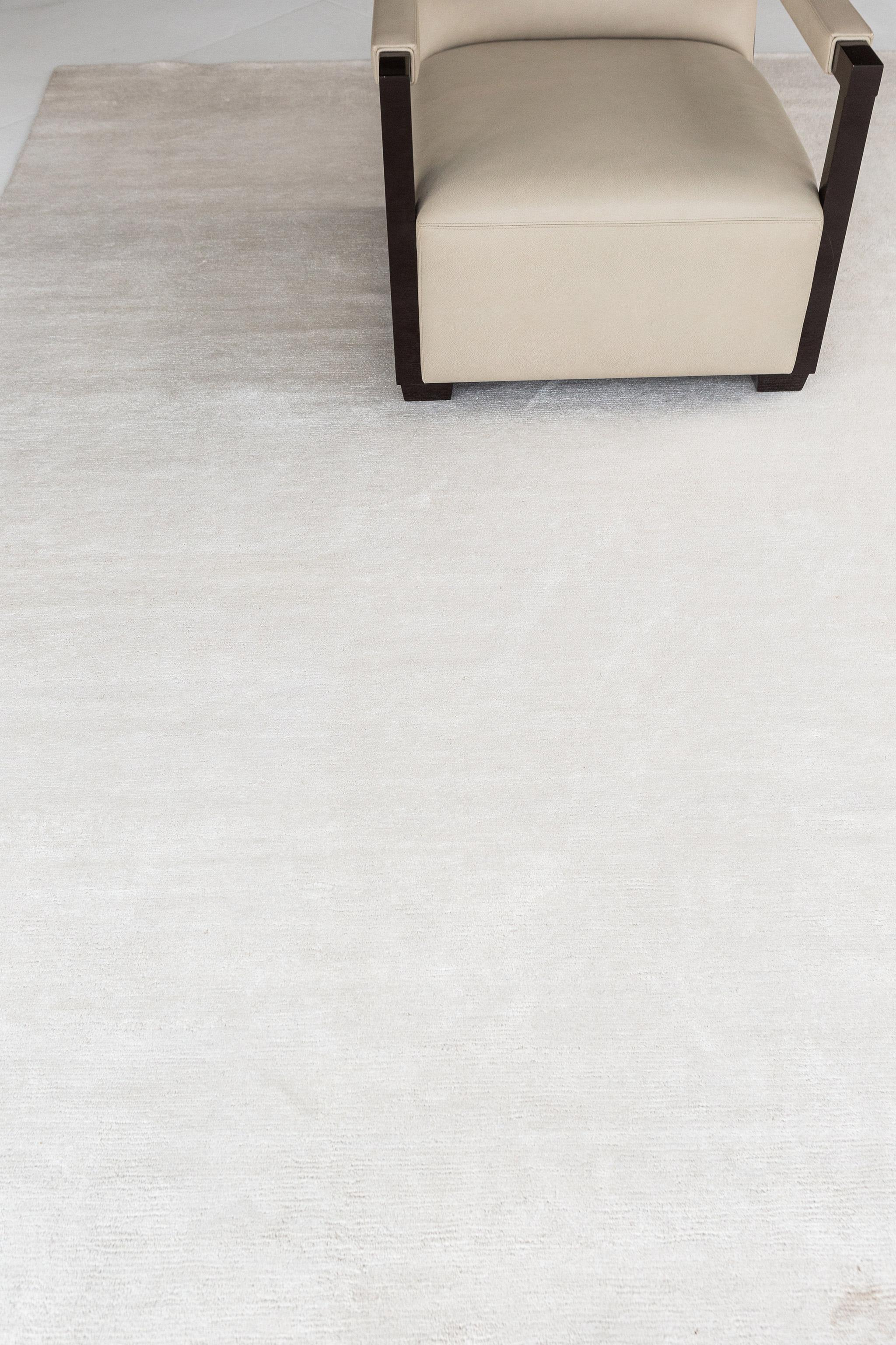 Mehraban Rugs in seta di bambù dal design solido Dara in vendita 1