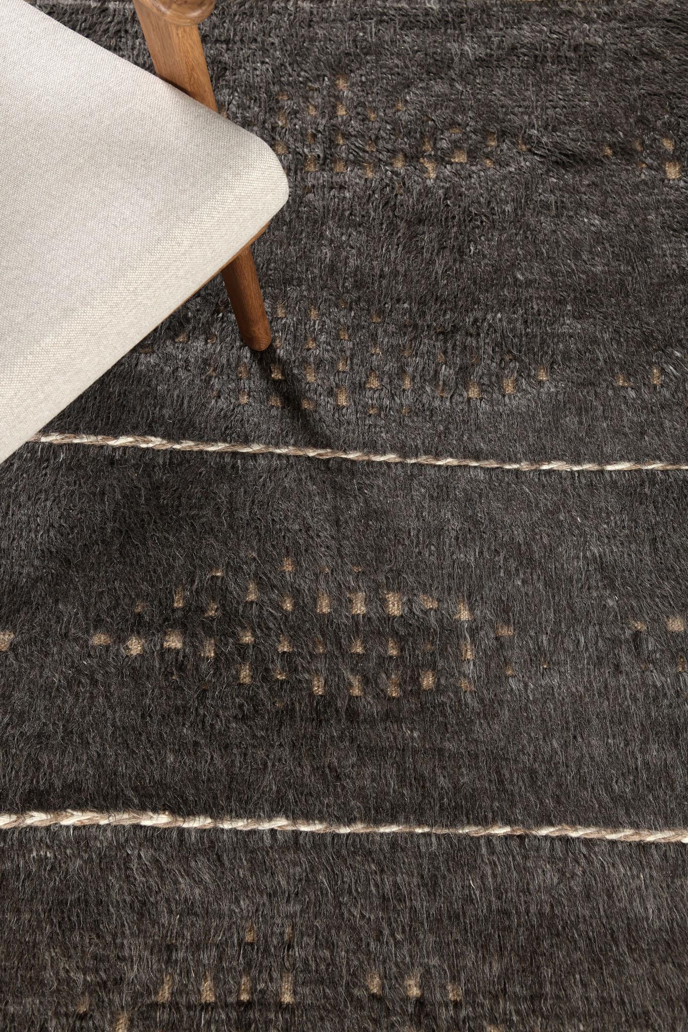 Spoonbill ist eine elegante Wolle mit einem dunklen Aschgrau und einem geprägten zeitgenössischen Design, das Ihrem Interieur einen schneidigen Charme verleiht. Die Schlichtheit dieses Meisterwerks lässt Ihre Kreativität in jedem Farbschema