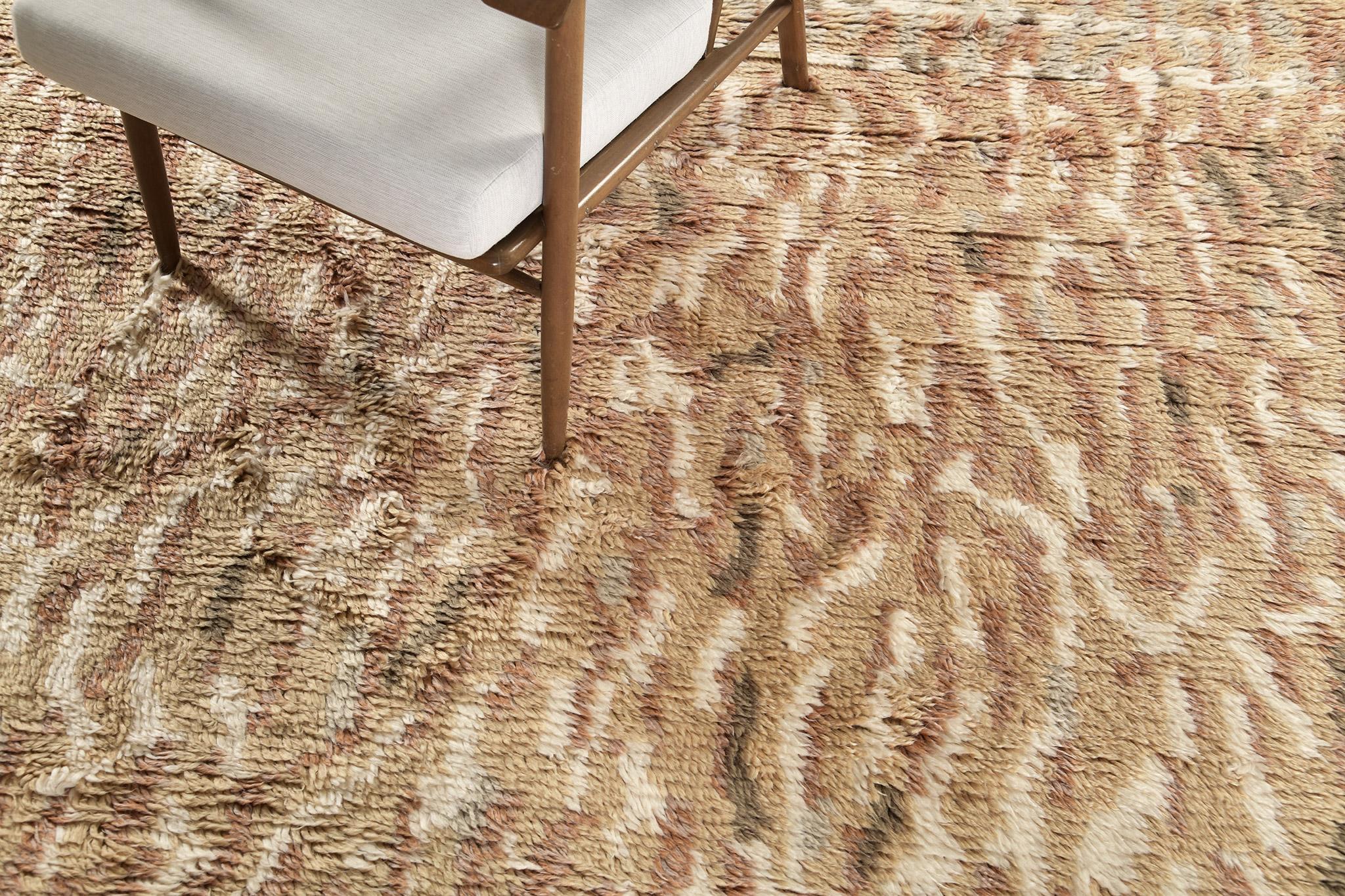 Strada è una lana a pelo goffrato che presenta una texture giocosa in toni neutri. Con le sue linee e la semplicità di esecuzione, questo tappeto è unico e irripetibile. La collezione Atlas di Mehraban è nota per le brillanti menti dei motivi, dei