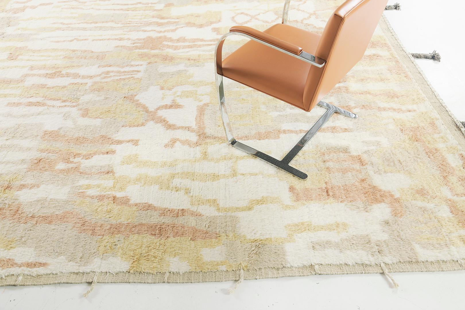 Tadla illustre la brillance des symbolismes marocains à travers ses composants captivants. Affichant des motifs berbères anciens ambiguës, ce tapis sophistiqué se décline dans les tons terreux les plus apaisants du cèdre et du kaki. La collection