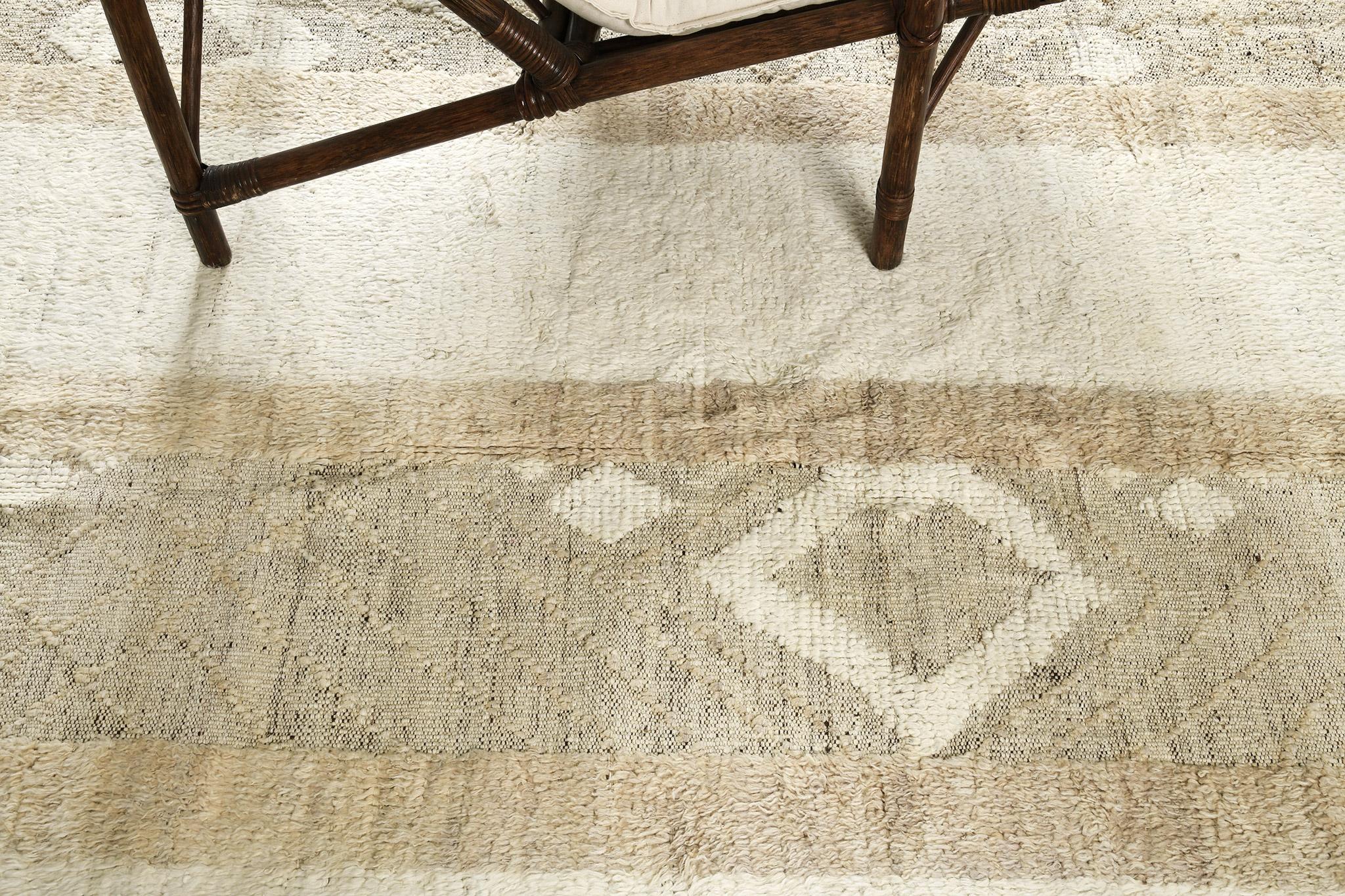 Tenas aus der Nomad-Kollektion bietet vier ästhetische rechteckige Muster in den atemberaubenden Farbtönen Elfenbein und Beige. Das strukturierte ecrufarbene Feld besteht aus Rauten, die die Eleganz dieses wunderschönen Teppichs unterstreichen. Ein