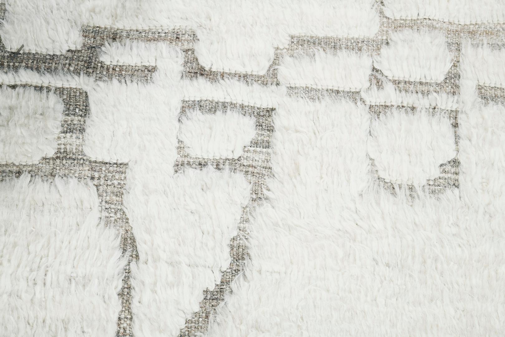 Tenda destaca su tejido de pelo en relieve de juguetones tonos neutros con un diseño seductor. Una obra de arte contemporánea y moderna que transforma tu casa en un hogar refinado y a la última. La colección Atlas de Mehraban destaca por su color