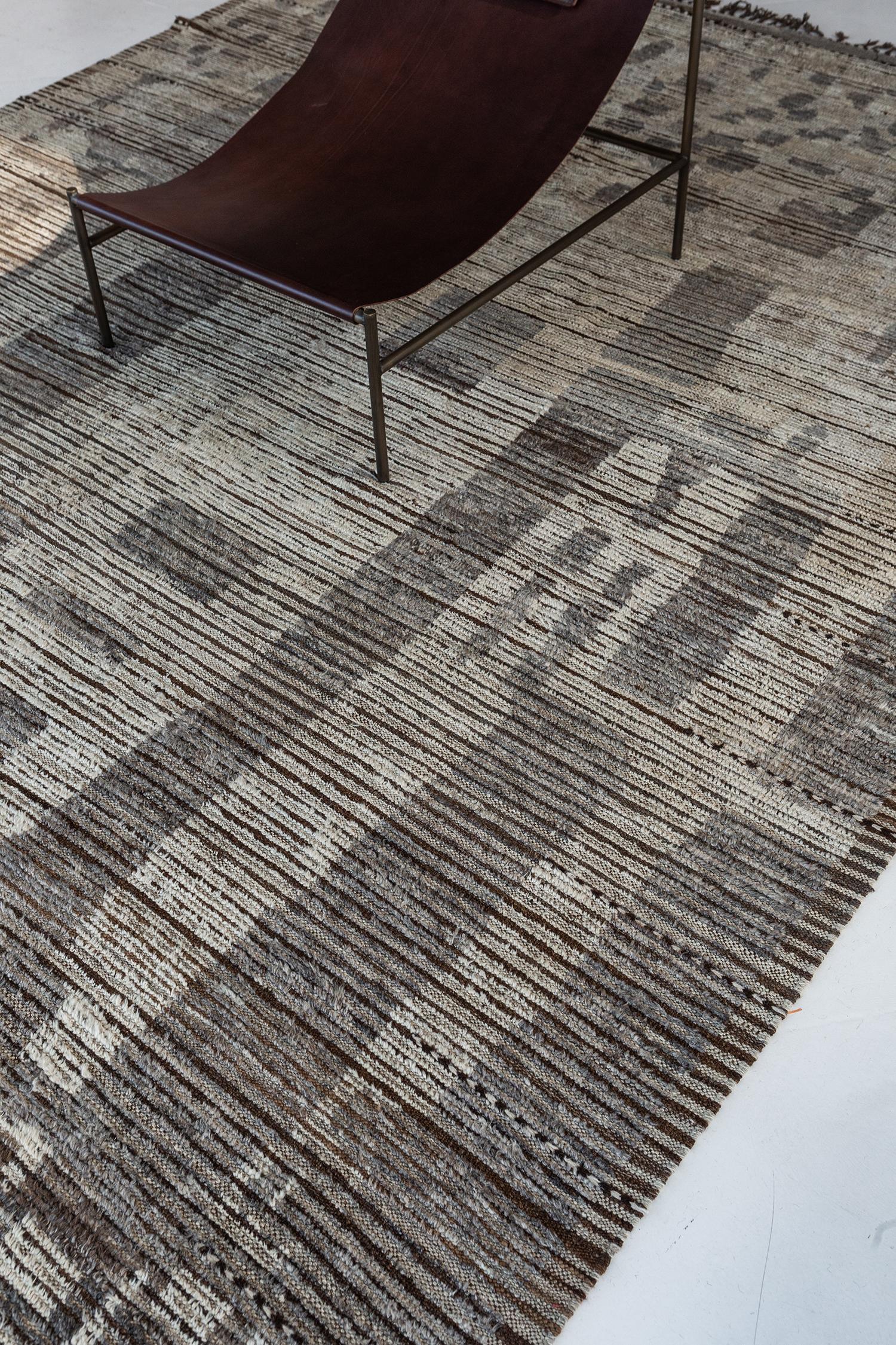 Dieser natürliche, erdfarbene Teppich ist eine moderne Interpretation eines marokkanischen Azilal. Handgewebte Wolle in Elfenbein- und Zedernbraun-Tönen lässt sich leicht mit unregelmäßigen Mustern kombinieren. Mit seiner natürlichen Wärme und der