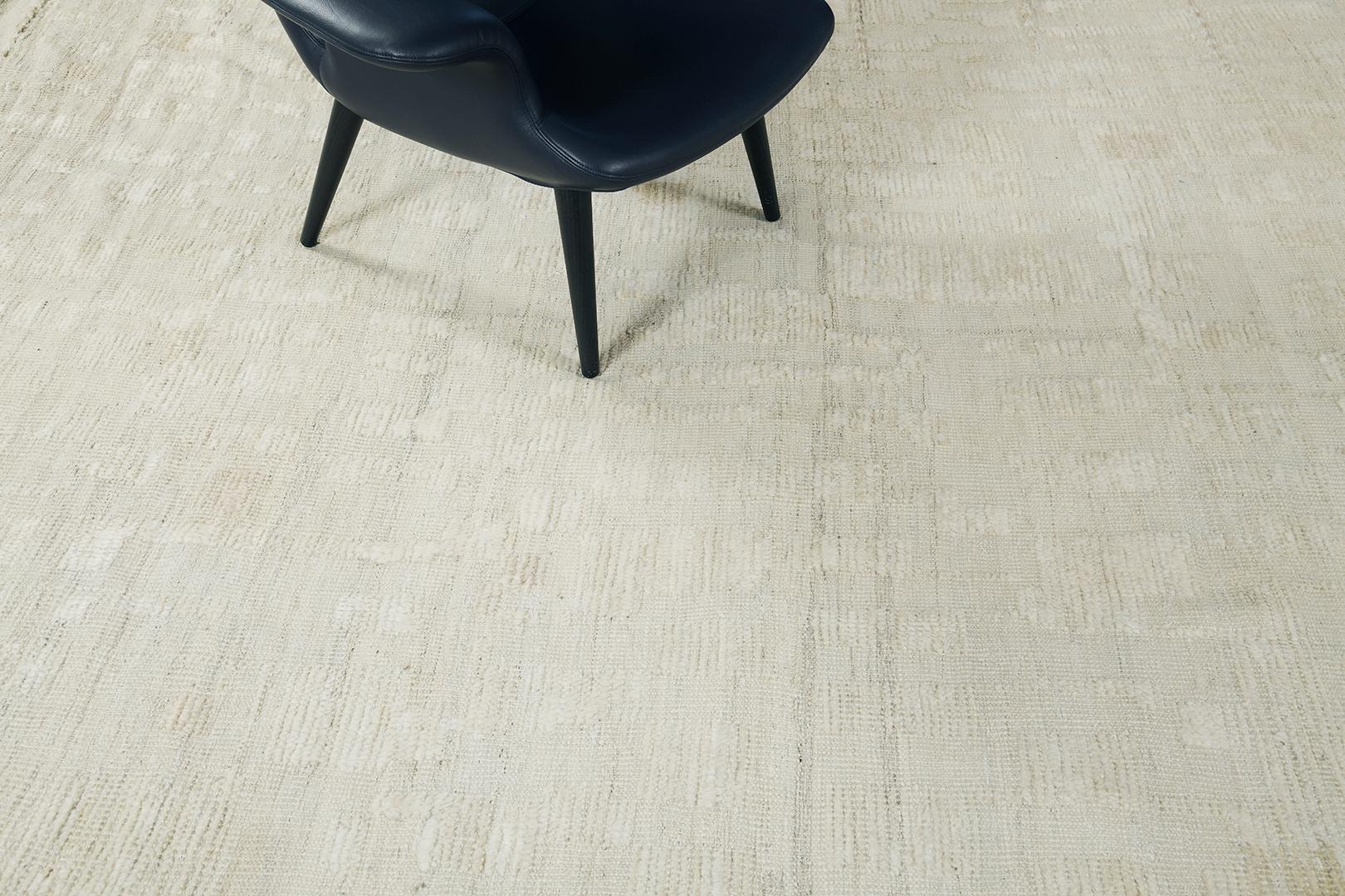 Tfingeh' est une pièce en laine tissée à la main avec des éléments de design minimalistes souhaitables qui reflètent une élégante simplicité. Ce luxueux tissage de velours ivoire texturé mène vers un intérieur au design contemporain parfait. Tfingeh