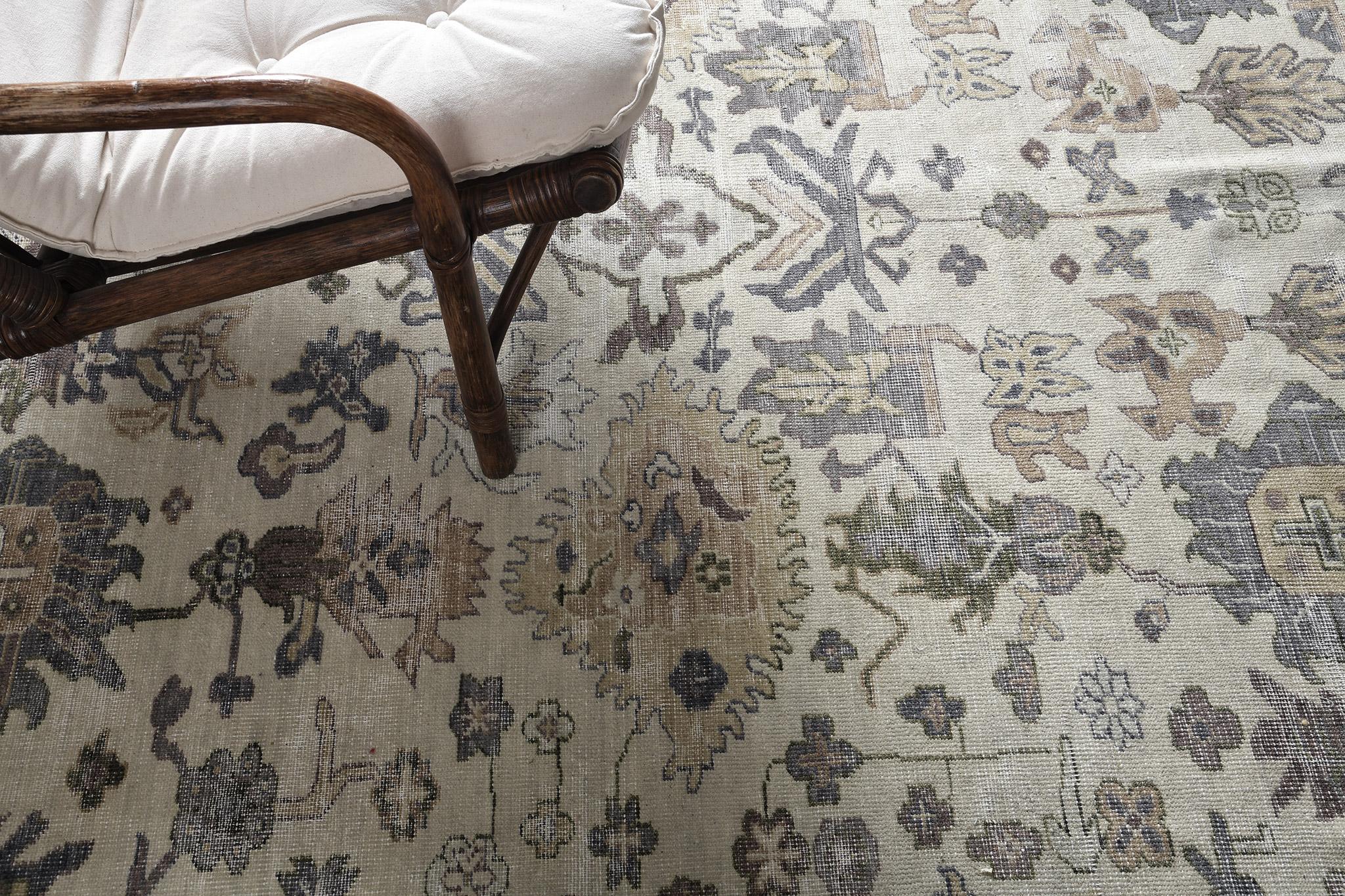 Thuis’ features a series of botanical elements brilliantly composed to synchronize in a captivating aesthetic rug. Boasting its stunning cool colours composed of spruce blue, ivory, beige and hickory brown, this bewildering rug will make a perfect