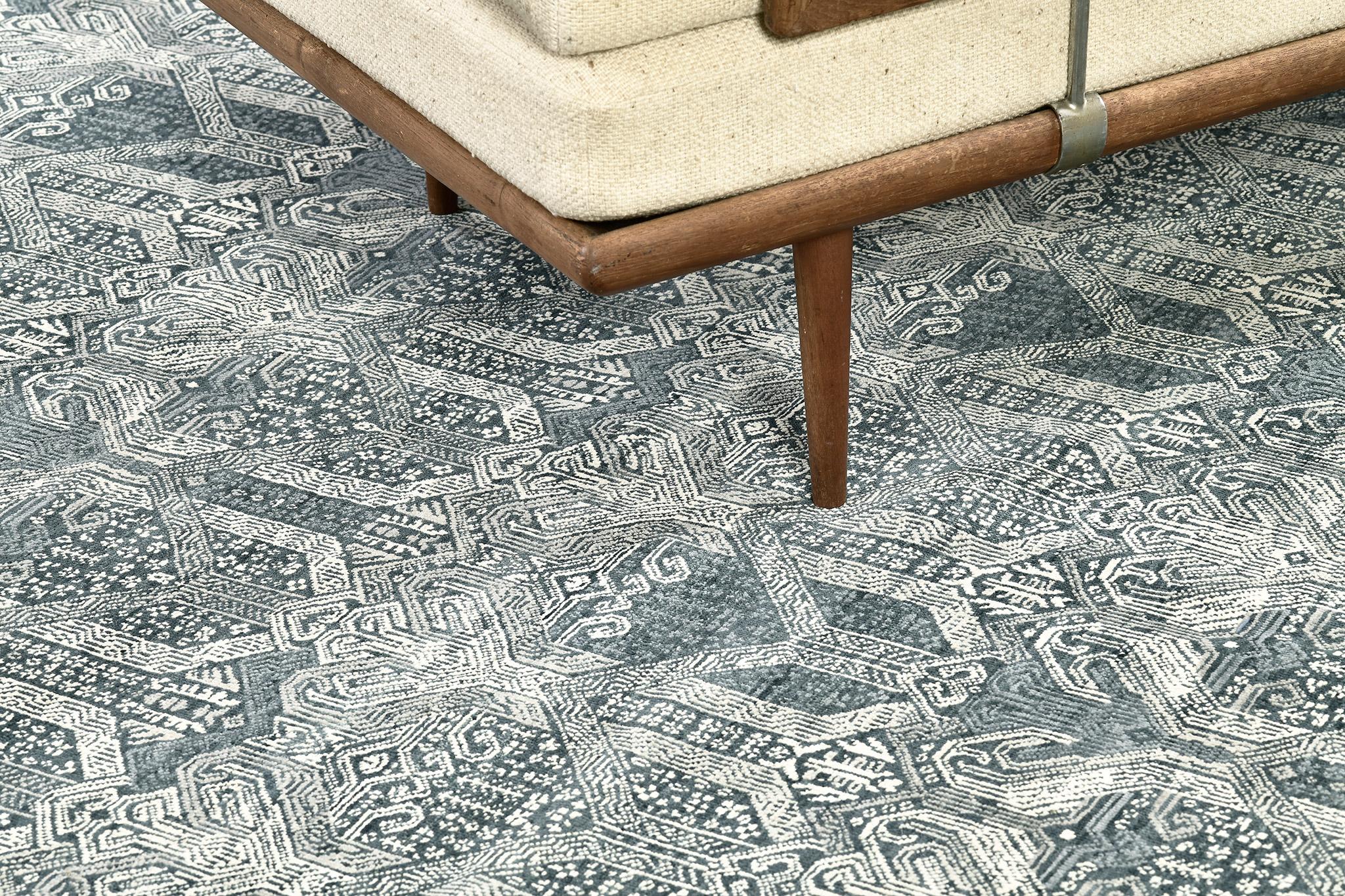 Ein wundervoller Teppich im Übergangsdesign, der sich durch die vielfältigen, tiefen Farbtöne von Preußischblau auszeichnet. Allover-Muster aus indisch inspirierten Elementen bilden eine großartige Kombination für dieses Kunstwerk. Einfach