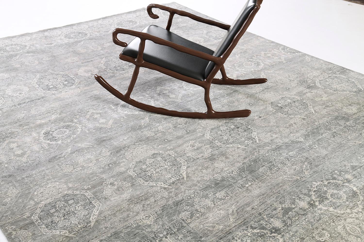 Design all-over nei toni del grigio intenso, dell'argento e del bianco sporco. Il motivo presenta forme di piastrelle e medaglioni elaborate con palmette, fiori e abbellimenti tradizionali. L'Abrash crea un effetto armonizzante.

Tappeto numero