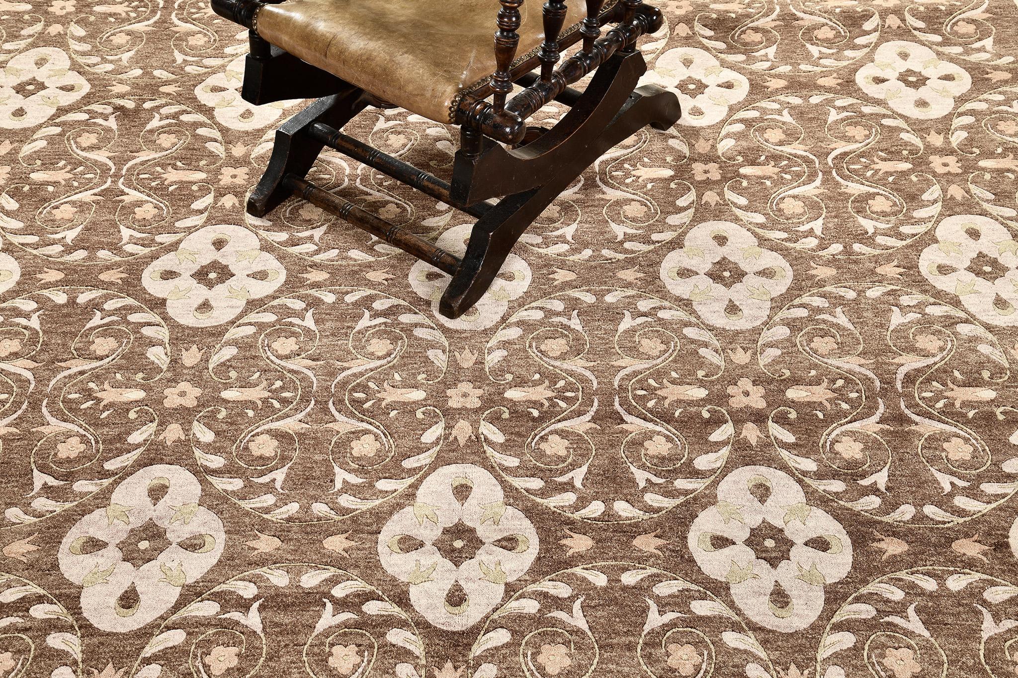 Dieser elegante und zeitlose Transitional-Teppich aus pflanzlich gefärbtem Material hat ein kompliziertes, symmetrisches Muster mit klaren, grandiosen Medaillons im gesamten Design. Die Details dieser Muster sind perfekt in ein taupefarbenes Feld