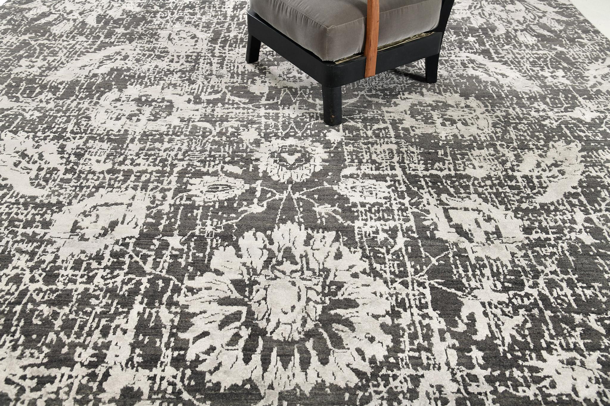 Mezzo ist ein Woll- und Seidenteppich mit abstrakten Blumen und Ranken in allen Grautönen. Ein Meisterwerk, das Qualität mit zeitgenössischen und modernen Räumen in Einklang bringt. Ein zeitloses Design, das für Sammler und Innenarchitekten