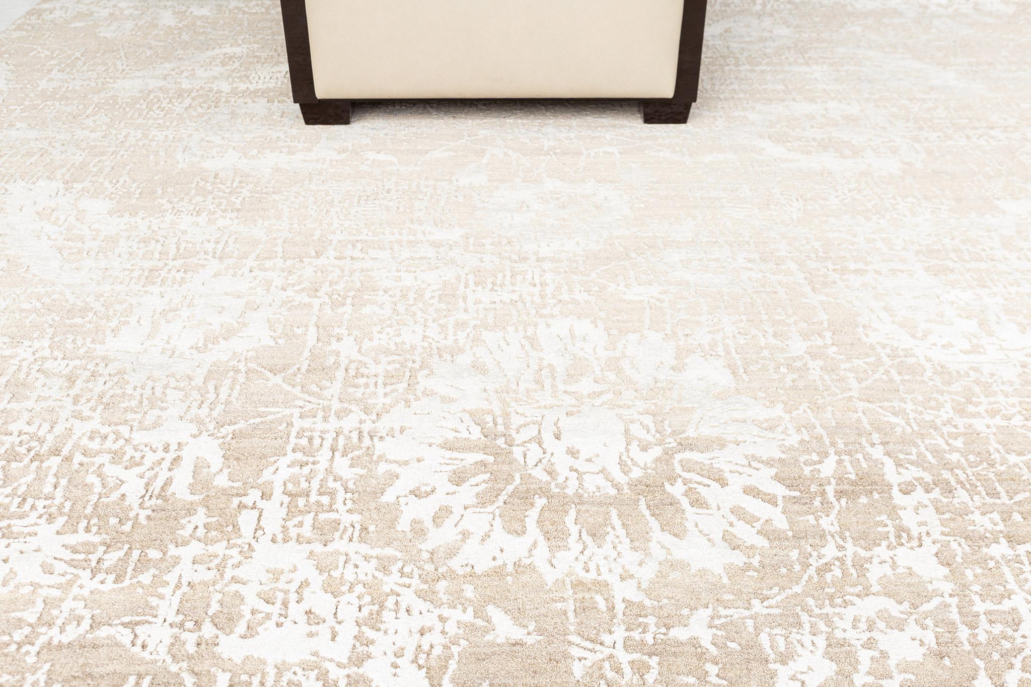 Mezzo Carino ist ein Woll- und Seidenteppich in abstrakter Übergangsform mit definitiven Blumen und Ranken über erstaunlichen Weiß- und staubigen Salbei-Tönen. Ein Meisterwerk, das die luxuriöse Qualität mit zeitgenössischen und modernen Räumen in