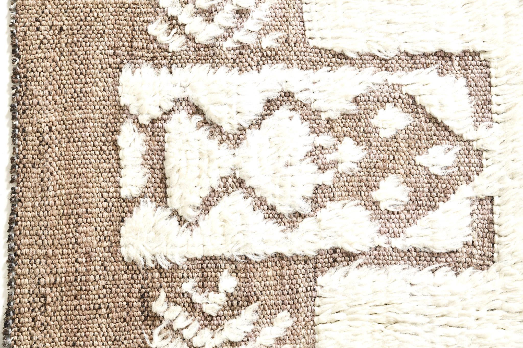 Tudert' in Nomad Collection lockt jeden Betrachter in sein reines Elfenbeinfeld, das von mokkafarbenen Bordüren aus verschiedenen Rauten umschlossen wird. Perfekt für minimalistische Innenräume, strahlt dieser Teppich Raffinesse aus und verleiht