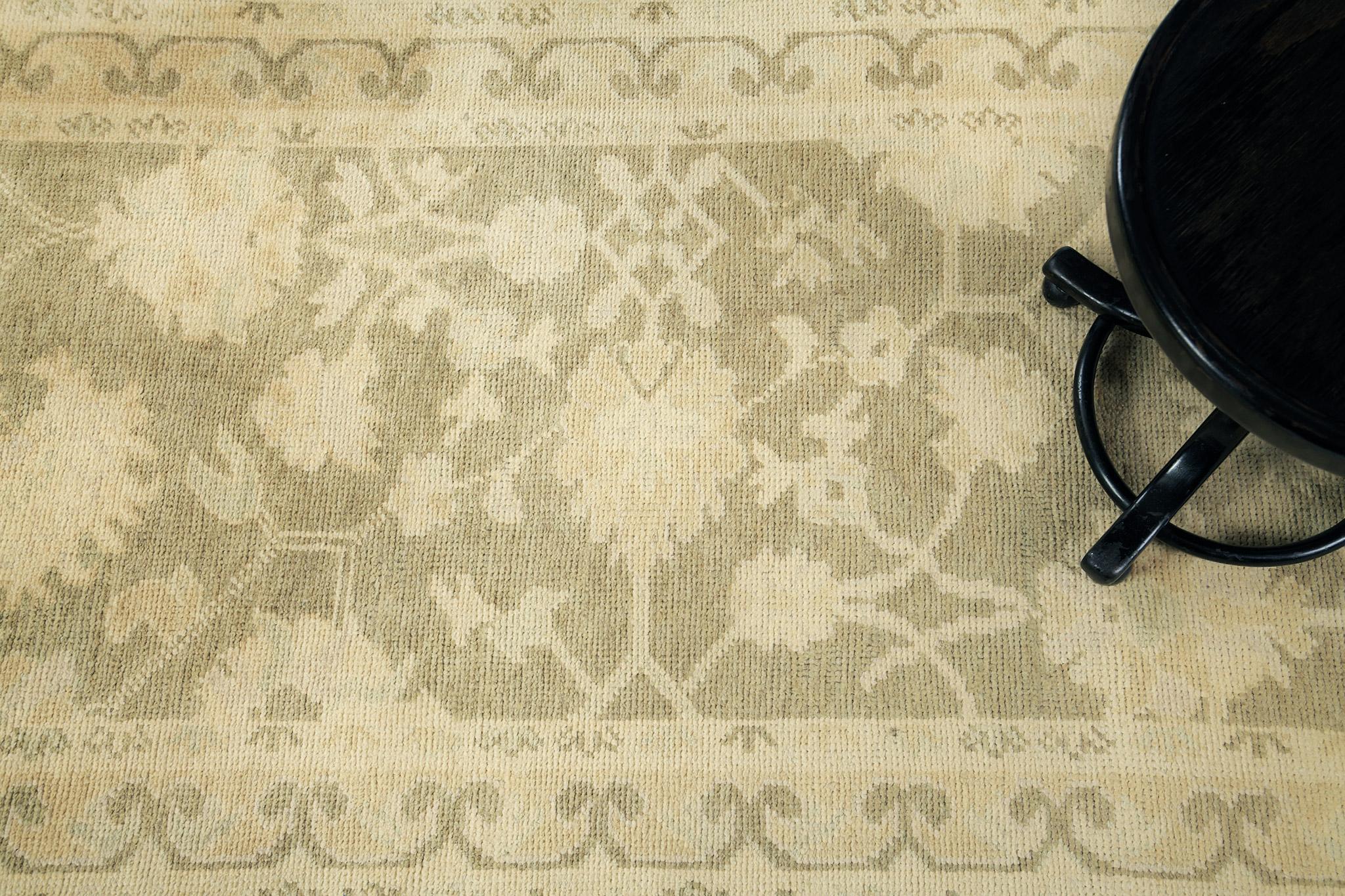 Ein neutral getönter türkischer Oushak-Revival-Teppich mit eleganten Lotusblumen und verbindenden Ranken. Umgeben von symmetrischen Motiven fesselt eine allgemeine Zufriedenheit, um ein fabelhaftes Interieur zu erreichen. Ein Muss für Ihre Sammlung,