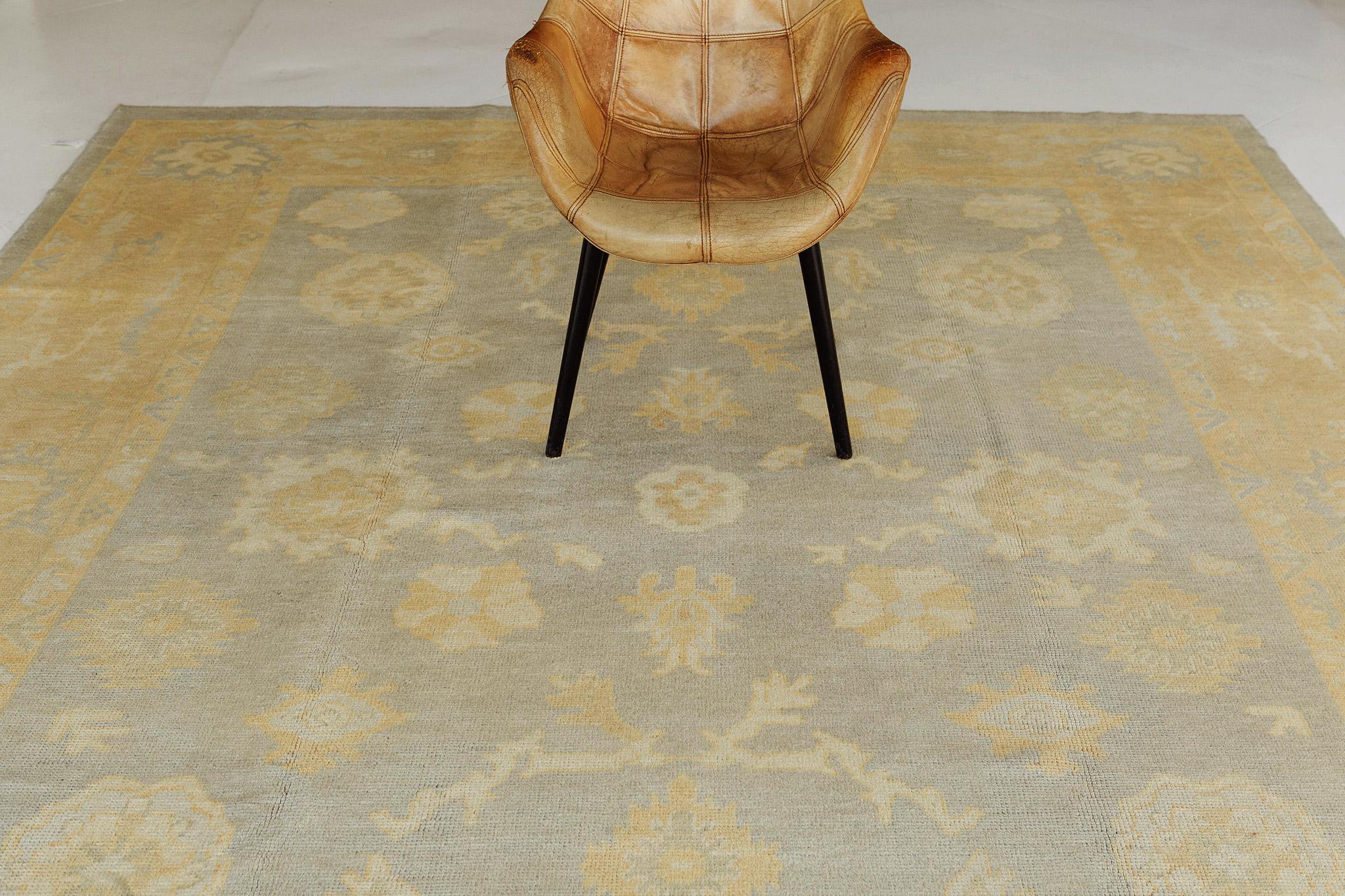 Mehraban Türkischer Oushak-Revival-Teppich (Wolle) im Angebot