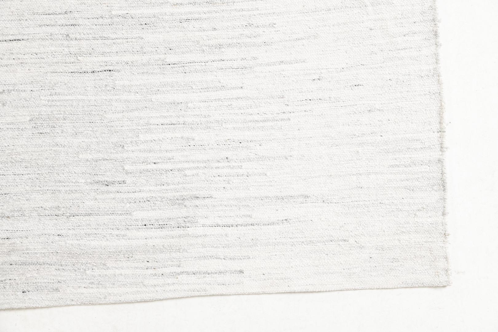 Ein türkisches Tisse-Kilim-Flachgewebe in einer perfekten eisblauen Farbe. Dieses Stück ist aus Wolle gefertigt, was eine sehr interessante Textur ergibt, die sowohl langlebig als auch mühelos zu gestalten ist. Dieser Kelim würde in jedem