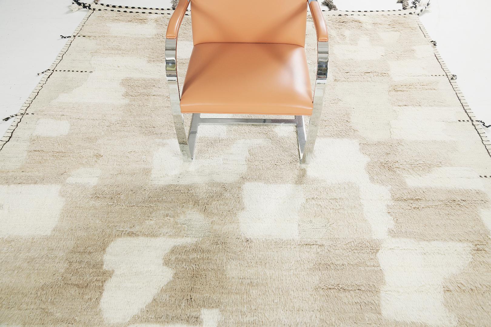 Le tapis Ussem est une pièce en laine tissée à poils inspirée par des éléments de design scandinave pour le monde du design moderne. L'équilibre et l'harmonie des abat-jour du tapis sont superbes, tissés à la main dans des nuances ludiques de