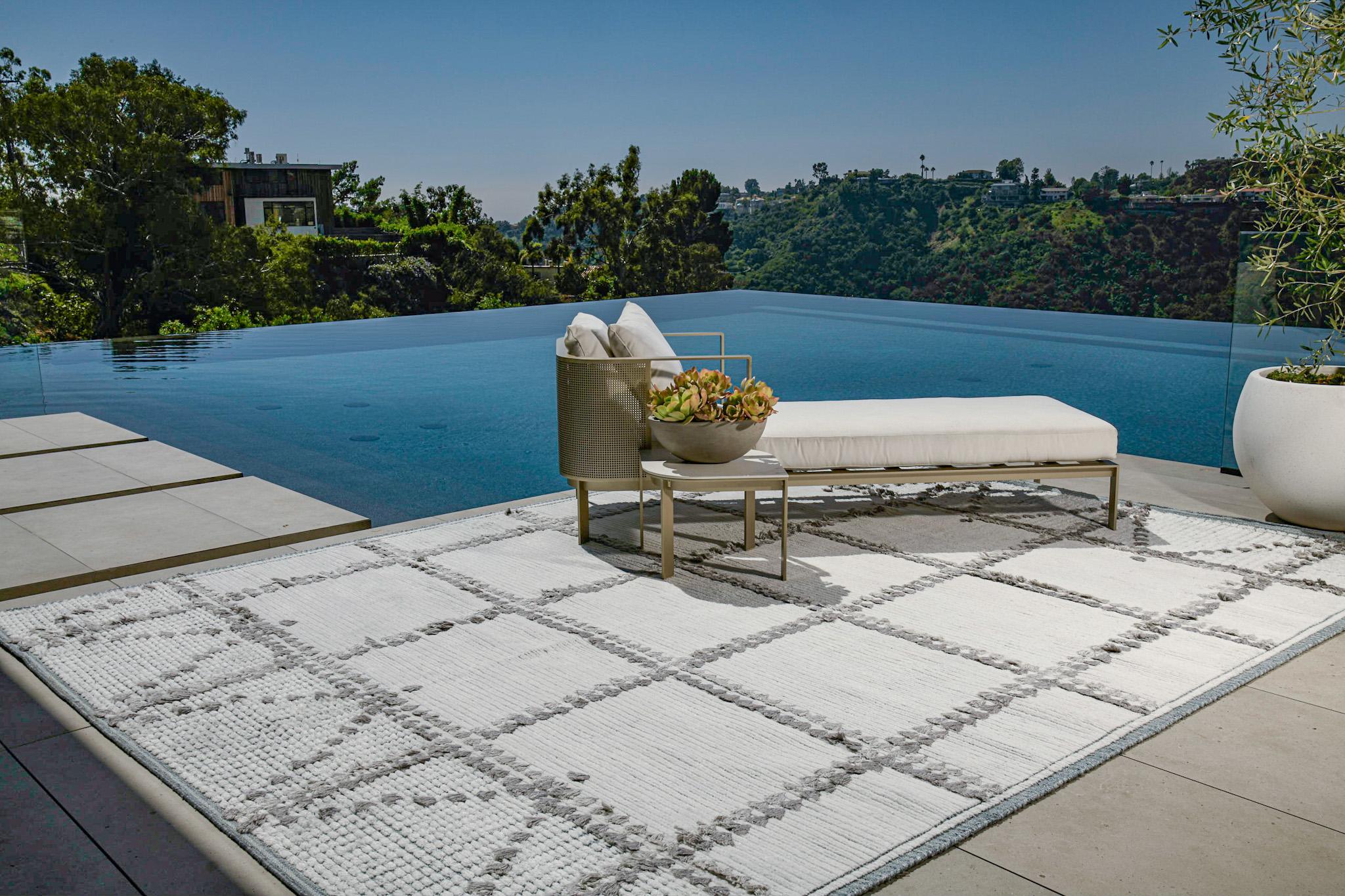 Enjoy the fresh air with Nasim, rugs that work indoors and out.

Rug Number
31433
Size
9' 1
