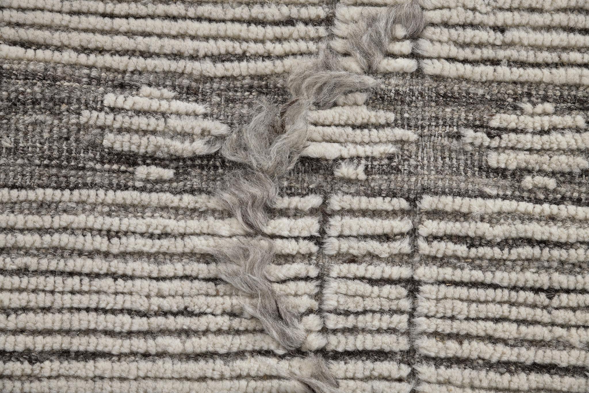 Verdot' della collezione Estancia è uno squisito complemento d'arredo che presenta un design accattivante grazie al colore grigio e nuvola. Con la sua interessante fluidità e gli splendidi dettagli in rilievo, gioca un ruolo fondamentale nel