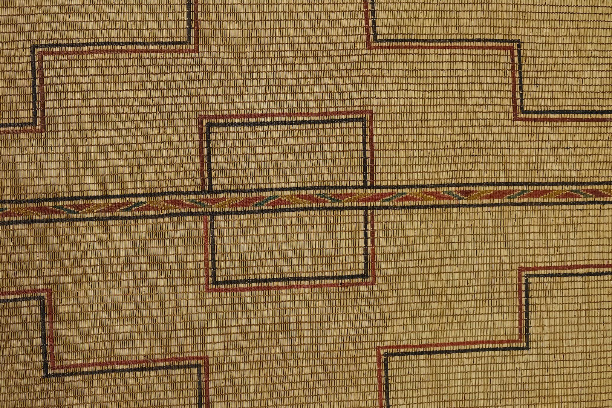 Dieser außergewöhnliche Teppich zeichnet sich durch verzierte Kreuzmotive aus, die auf dieser afrikanischen Vintage-Tuareg-Matte horizontal verlaufen. Die natürliche Farbgebung unterstreicht den rustikalen Charakter dieses Meisterwerks. Ein