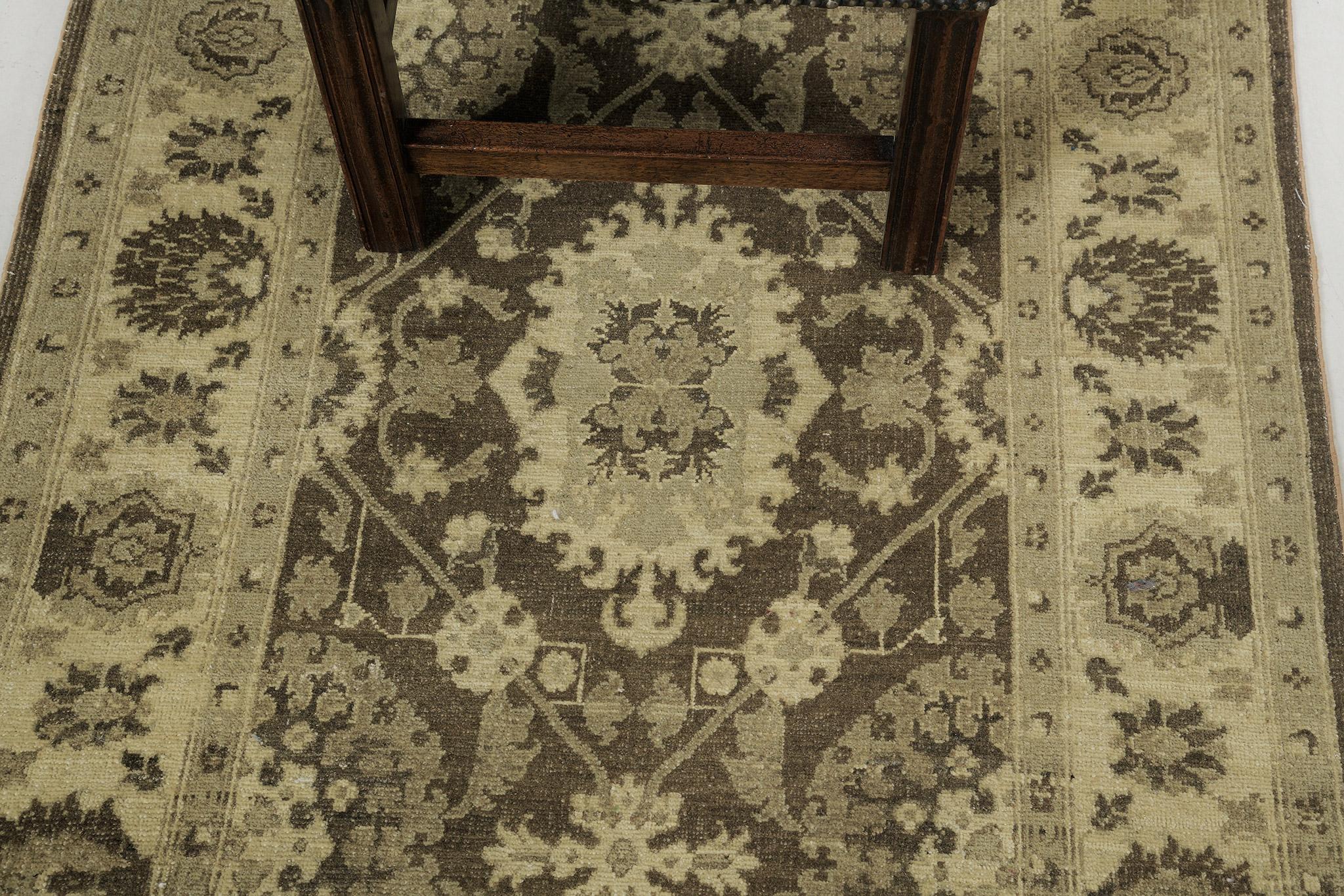 Dieser majestätische Mahal-Teppich hat ein außergewöhnliches Muster geschaffen. Sie ist in den neutralen Tönen Mokka, Schwarz und Creme gehalten und gut aufeinander abgestimmt. Dieser elegante Teppich besteht aus bezaubernden Pfingstrosen, Lotos und