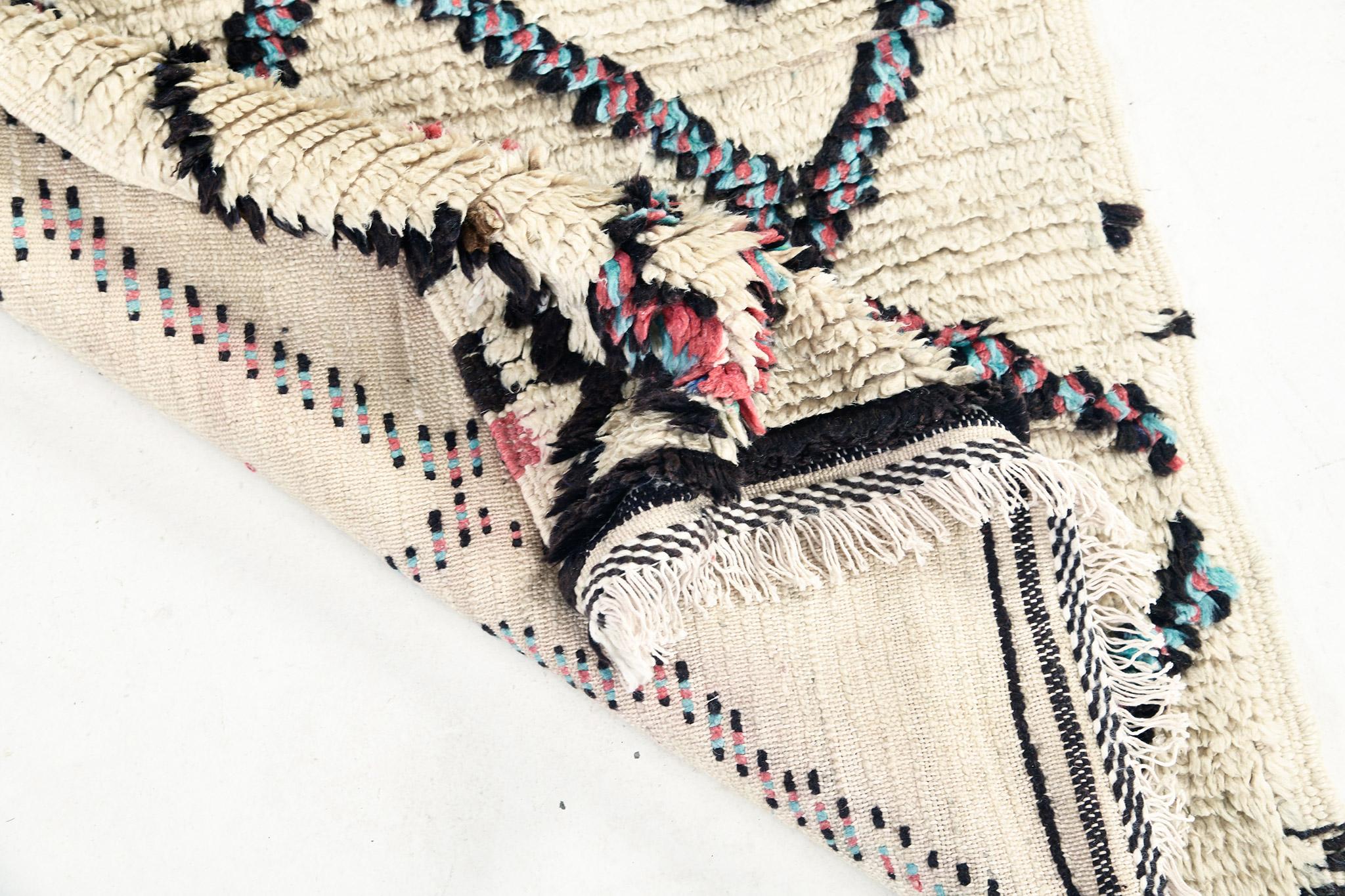 Mehraban Rugs marocchino d'epoca della tribù berbera Azilal in vendita 1